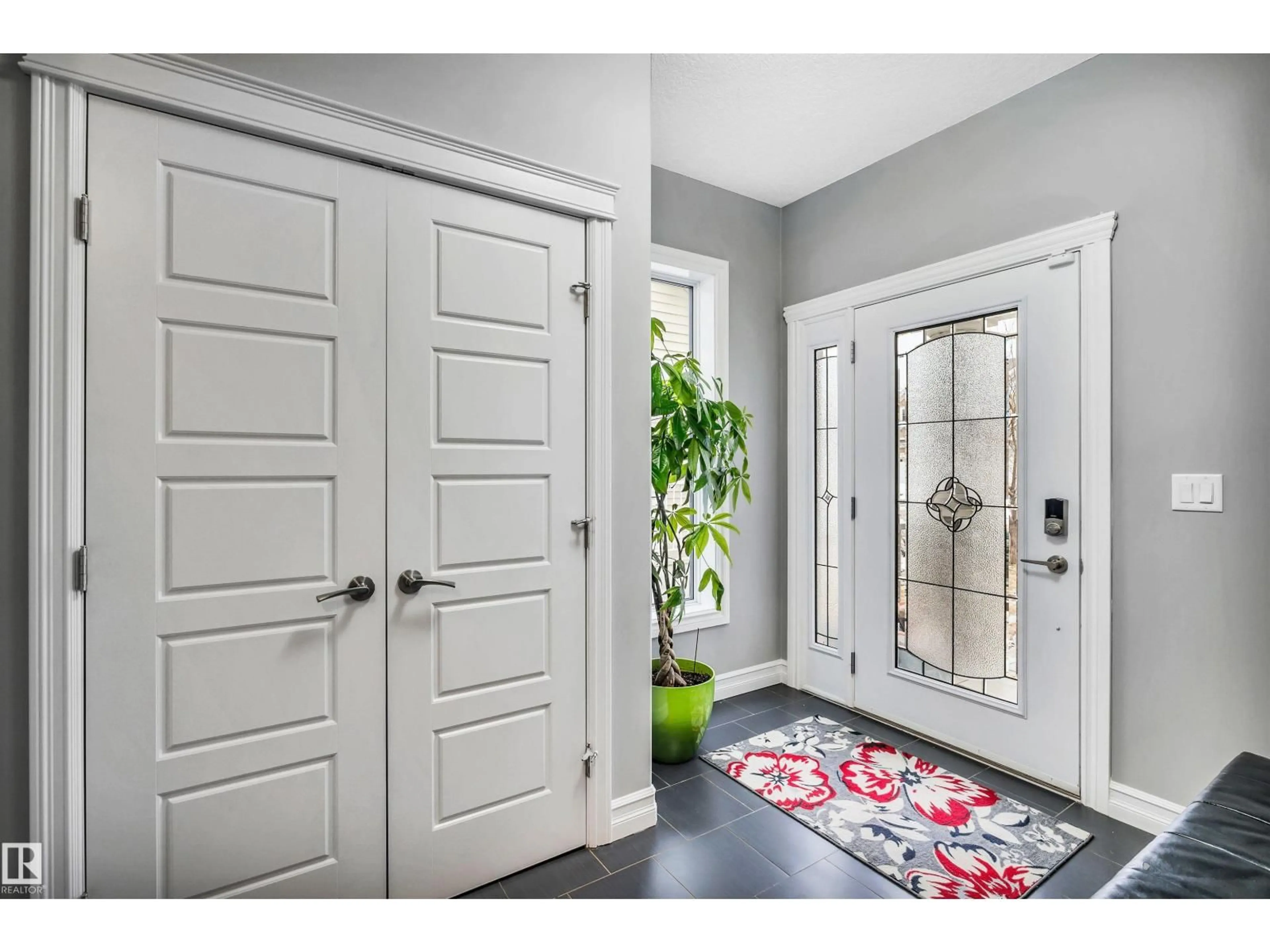 Indoor entryway for 7728 18 AV, Edmonton Alberta T6X0V3