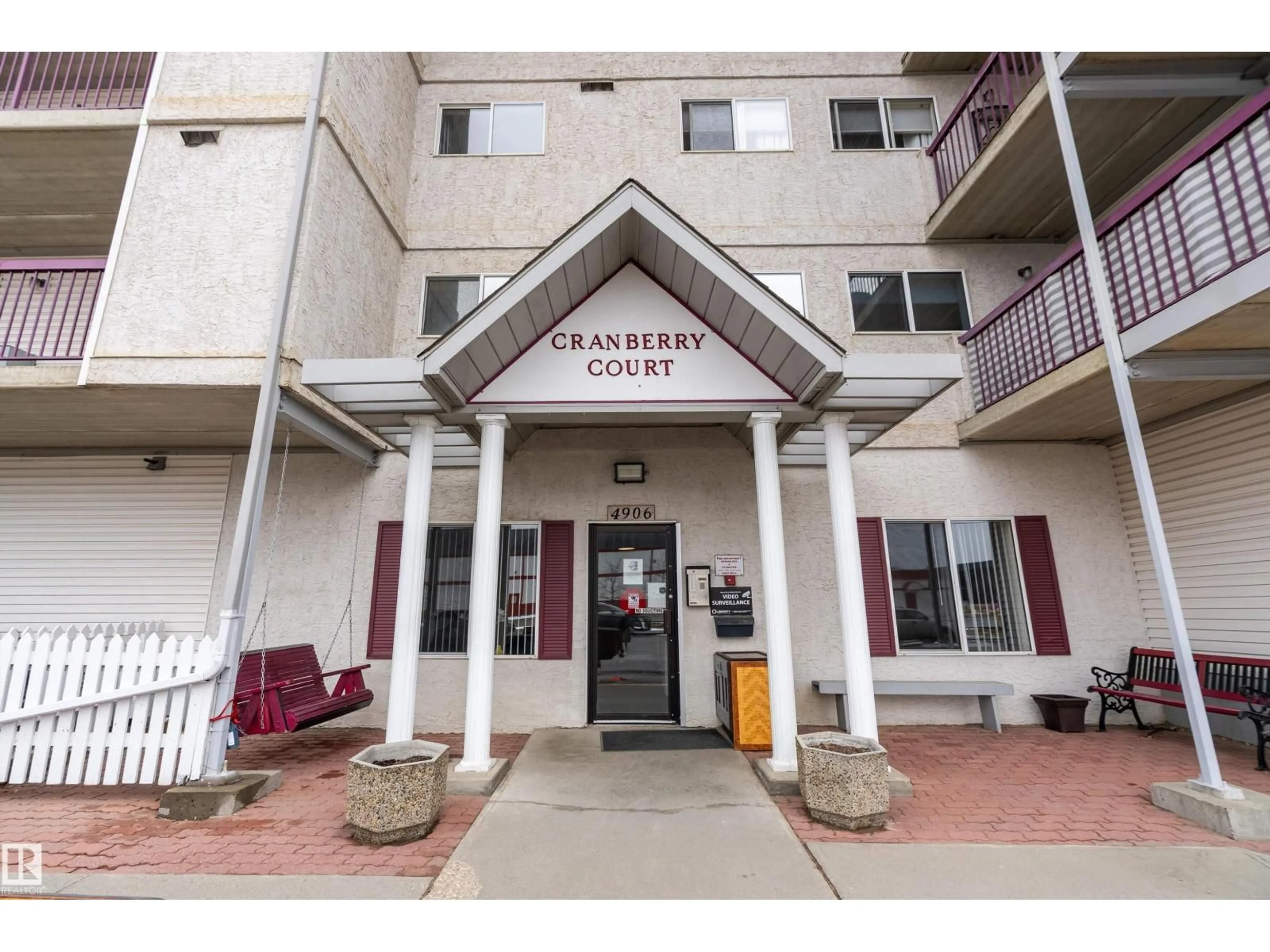 Indoor foyer for 201 - 4906 47 AV, Leduc Alberta T9E6R7