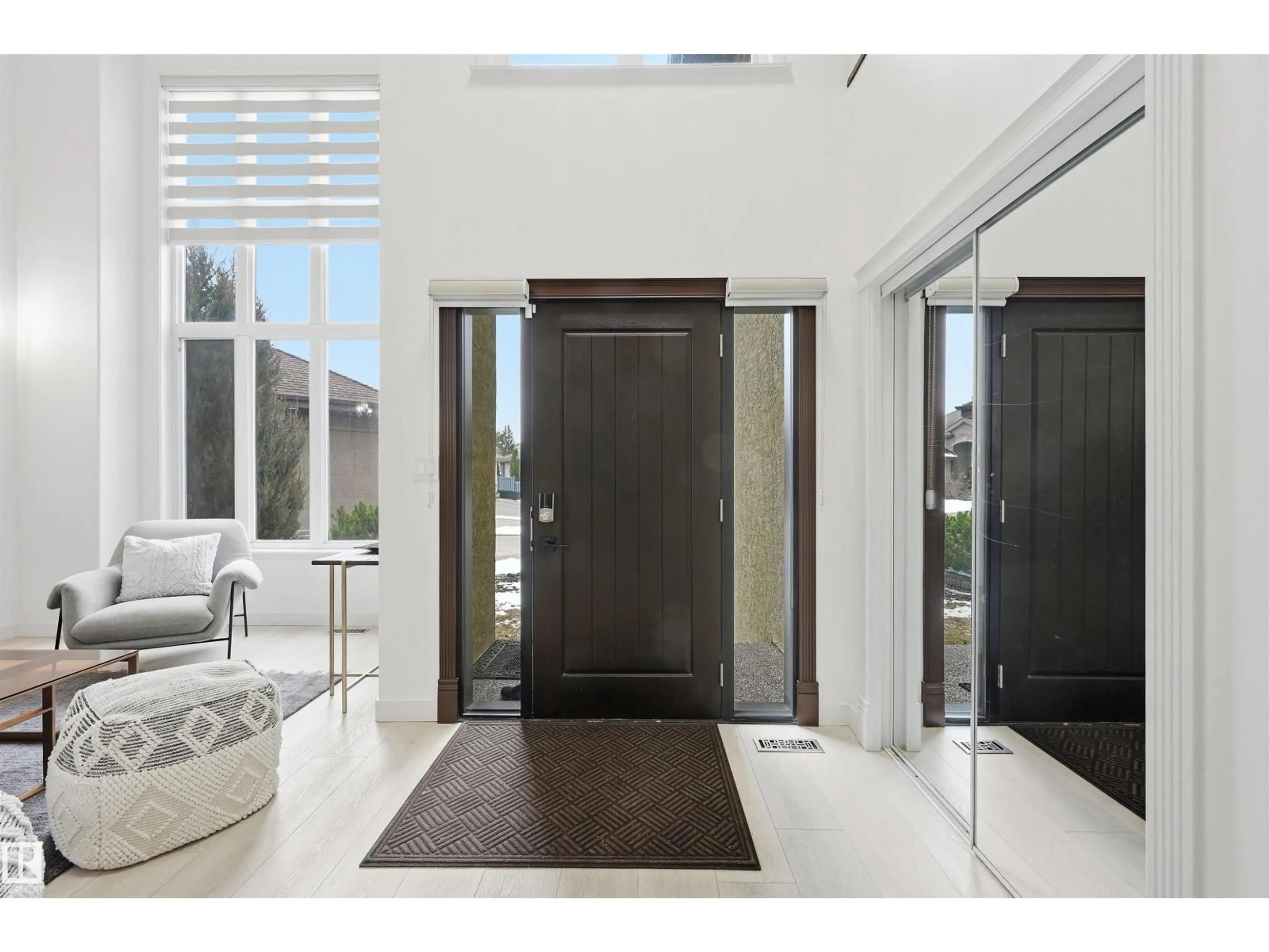 Indoor entryway for 926 THOMPSON PL, Edmonton Alberta T6R3K4