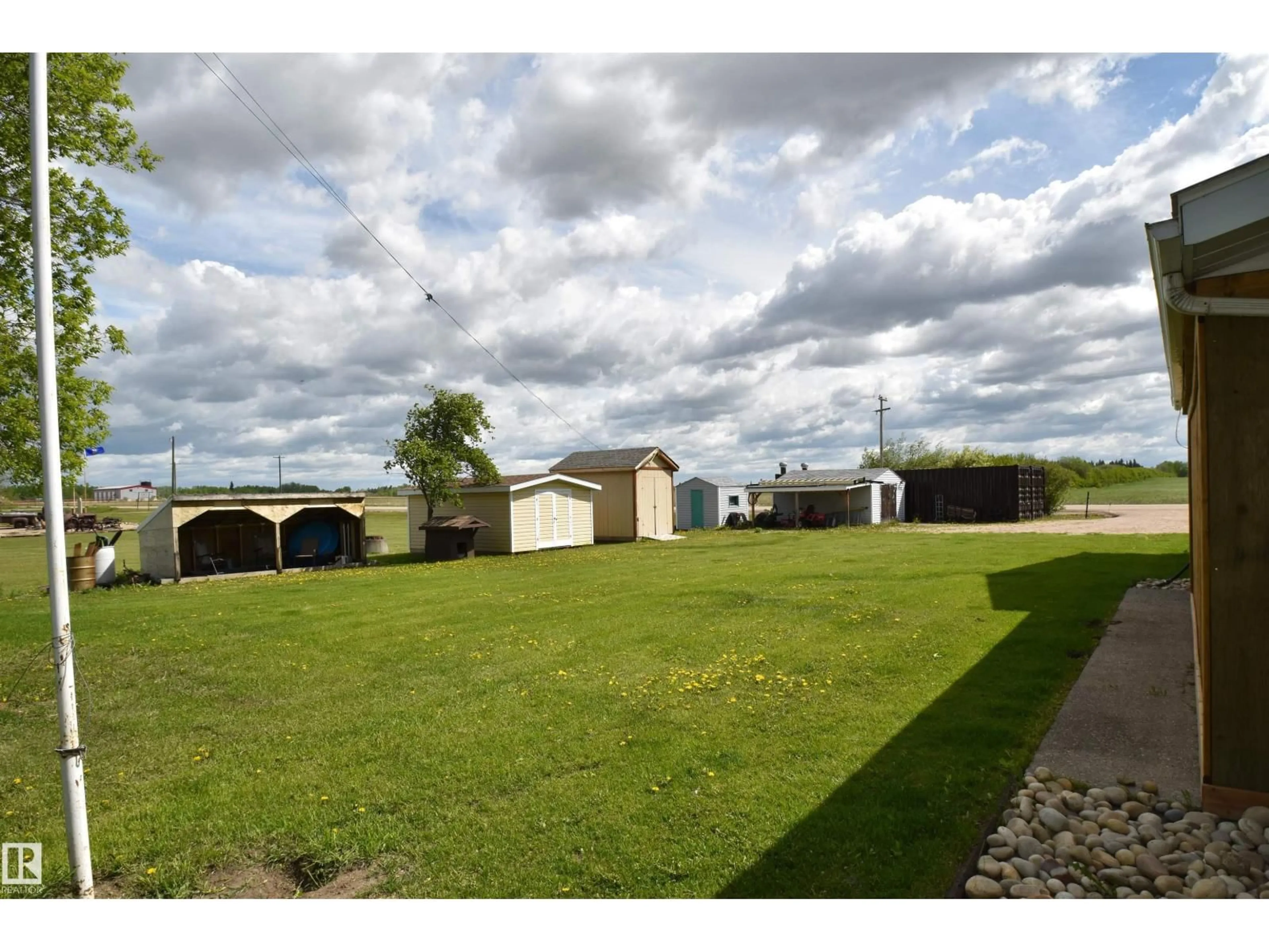 A pic from outside/outdoor area/front of a property/back of a property/a pic from drone, unknown for 3102 PARK AV, Mallaig Alberta T0A2K0