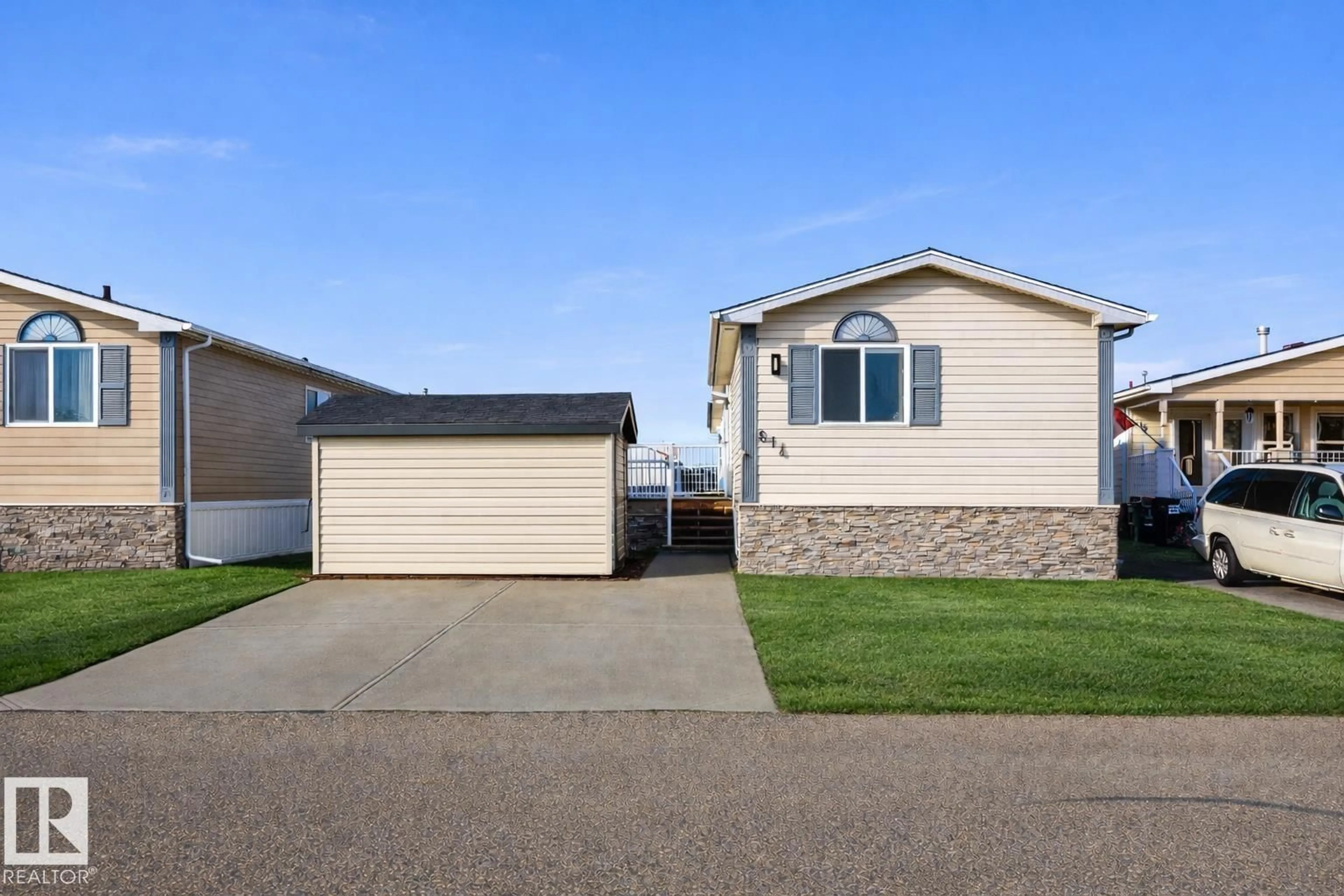 Home with vinyl exterior material, street for 514 MAPLE WOOD CR, Edmonton Alberta T6P0A9
