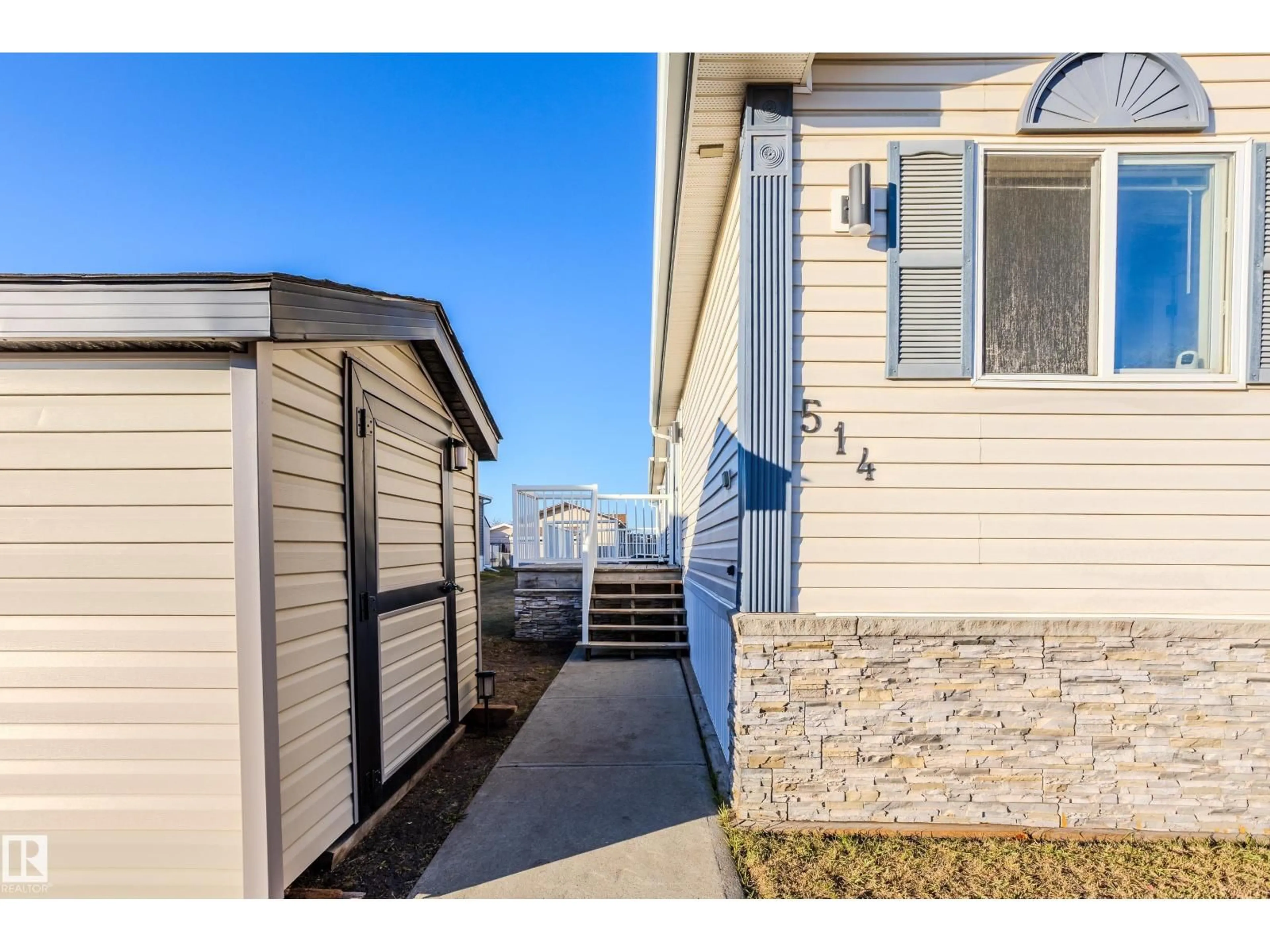 Home with vinyl exterior material, street for 514 MAPLE WOOD CR, Edmonton Alberta T6P0A9