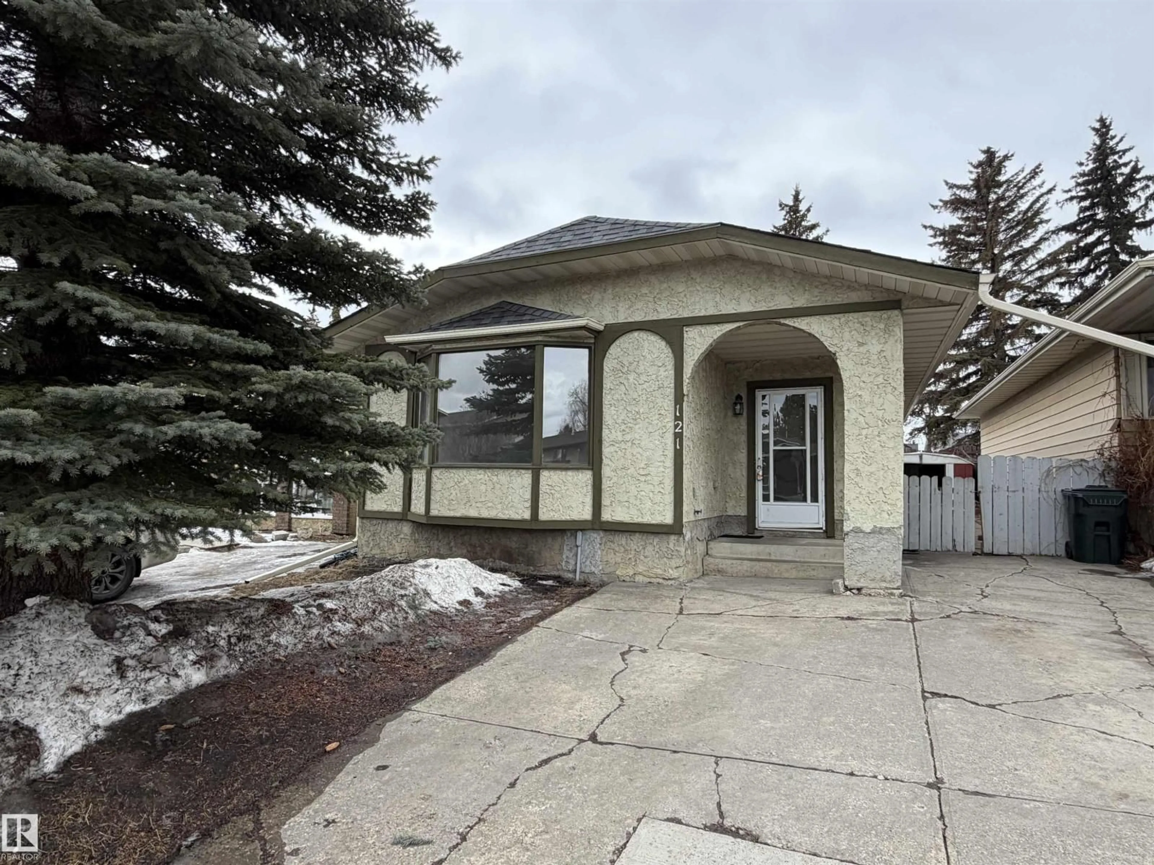 A pic from outside/outdoor area/front of a property/back of a property/a pic from drone, street for 121 WELLINGTON CR, Spruce Grove Alberta T7X1K7