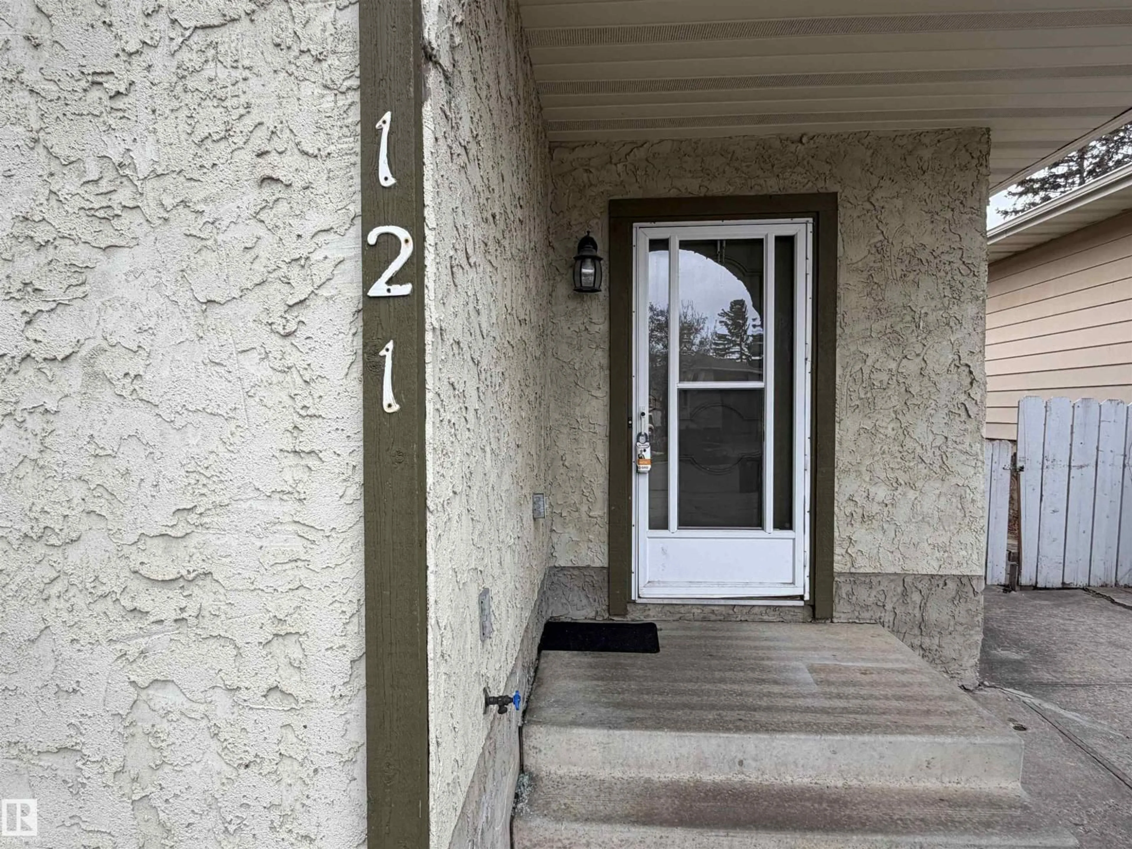 Indoor entryway for 121 WELLINGTON CR, Spruce Grove Alberta T7X1K7