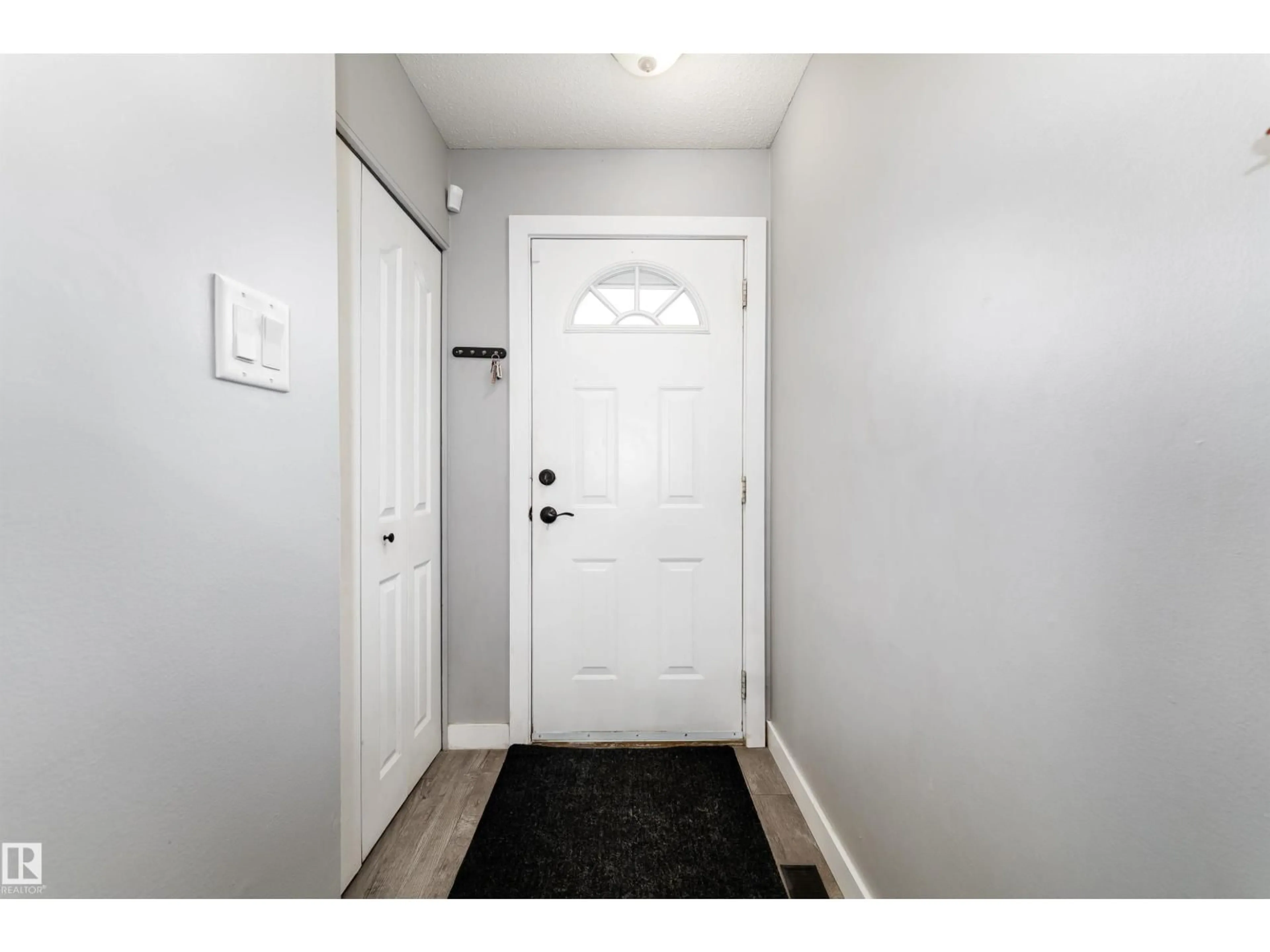 Indoor entryway for 110 CENTENNIAL CT, Edmonton Alberta T5P4H5