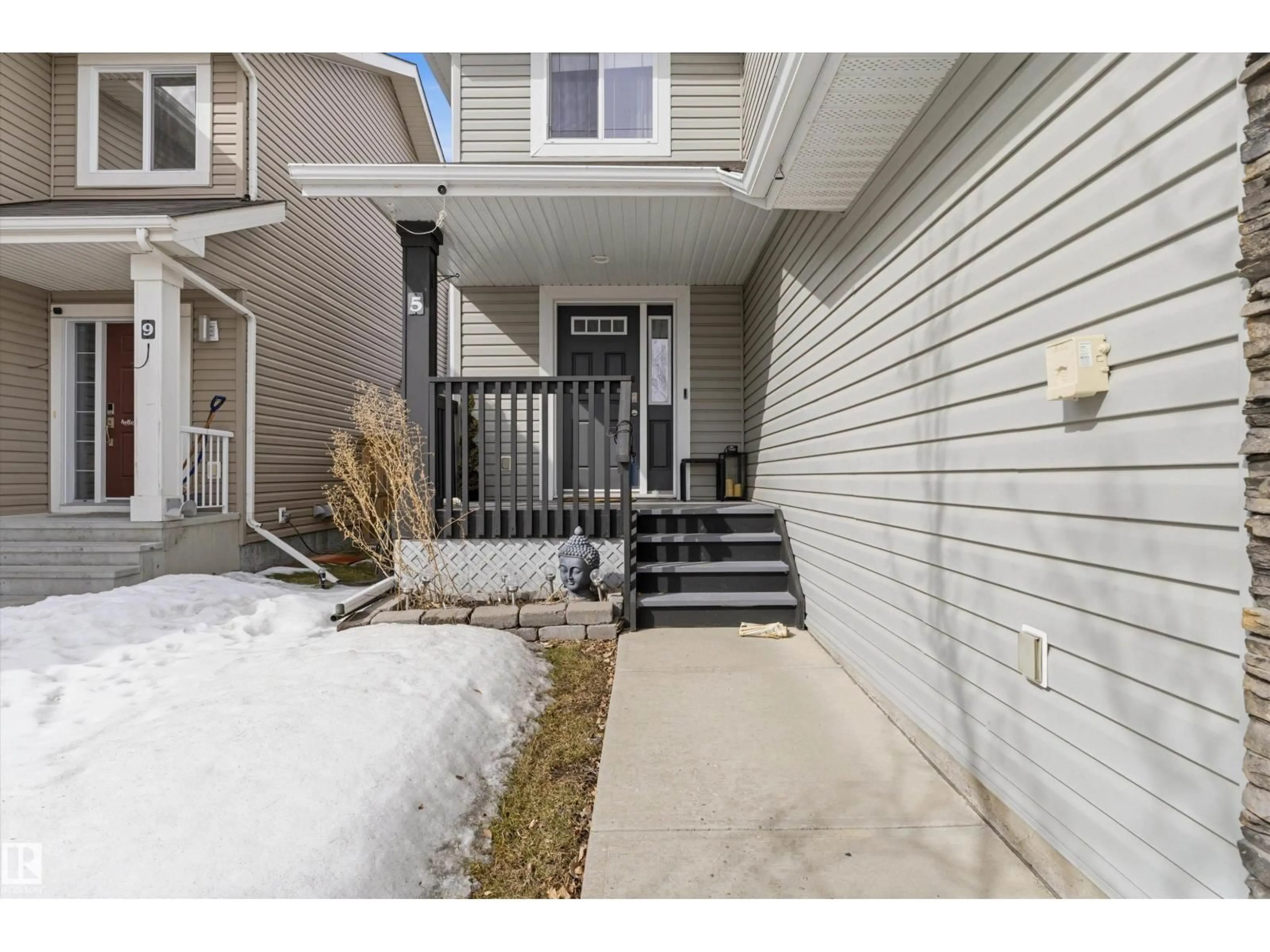 Indoor entryway for 5 WELLINGTON PL, Fort Saskatchewan Alberta T8L0G2