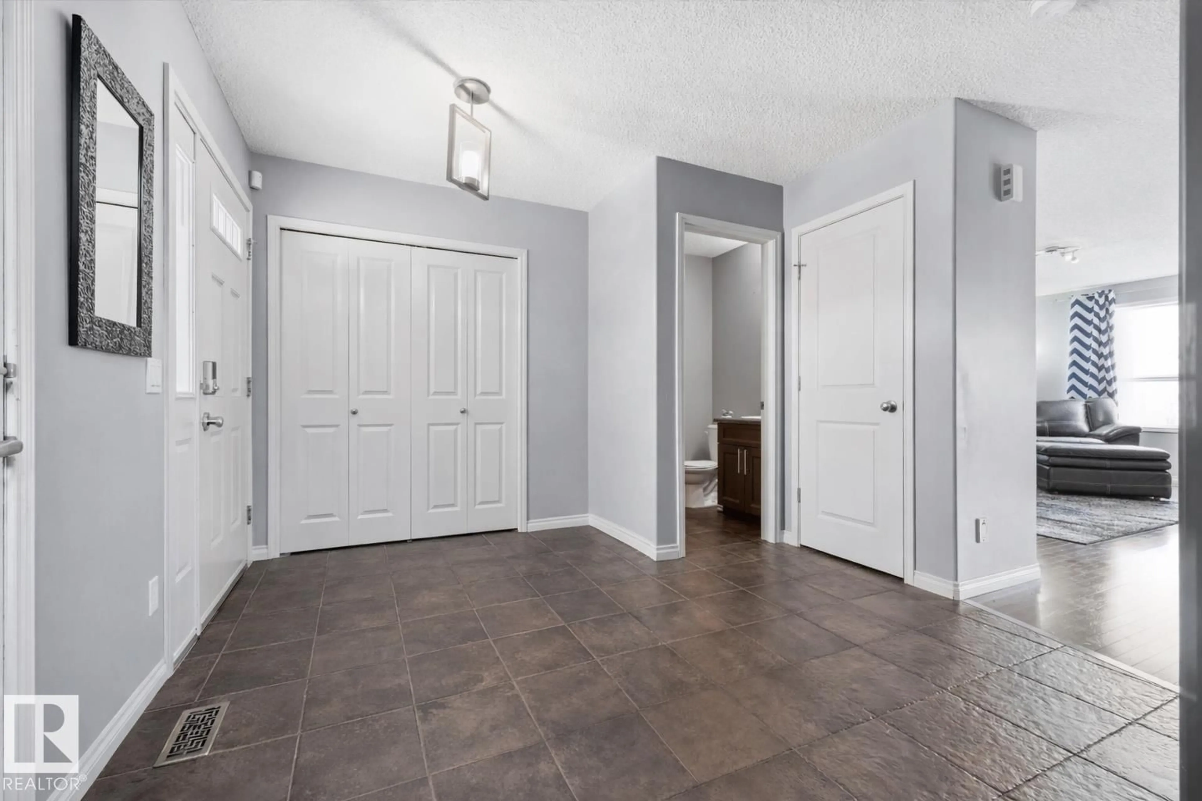 Indoor entryway for 5 WELLINGTON PL, Fort Saskatchewan Alberta T8L0G2