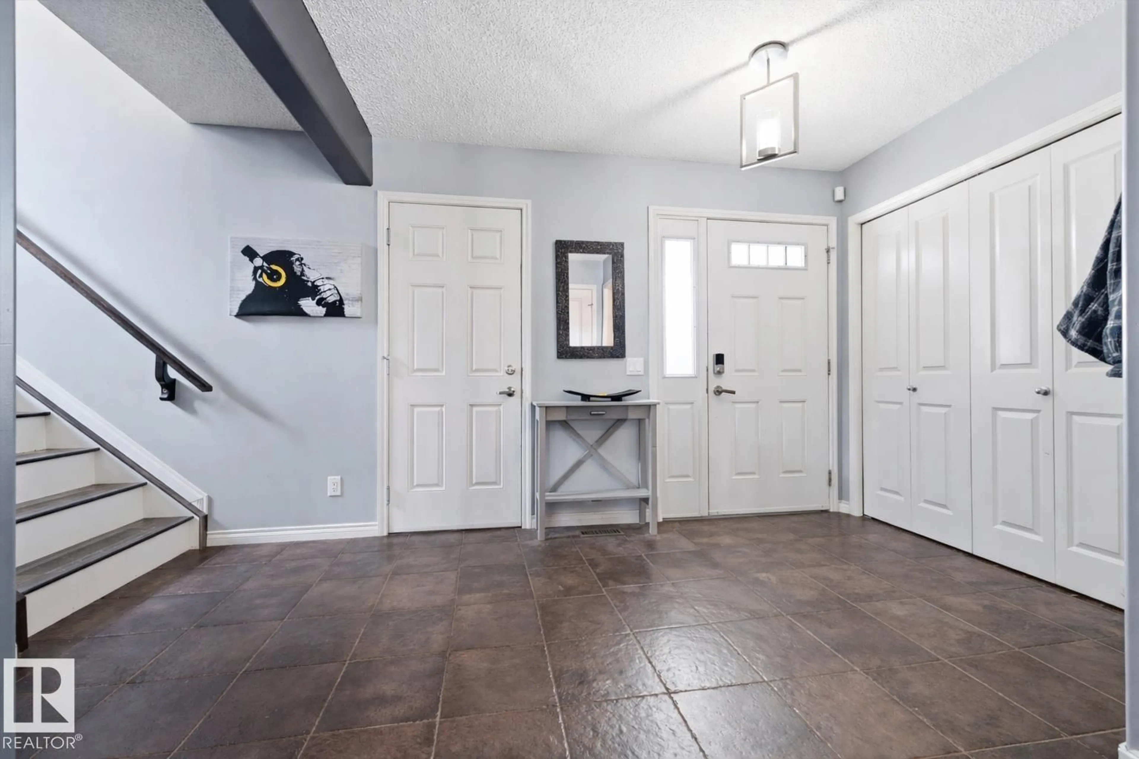 Indoor entryway for 5 WELLINGTON PL, Fort Saskatchewan Alberta T8L0G2