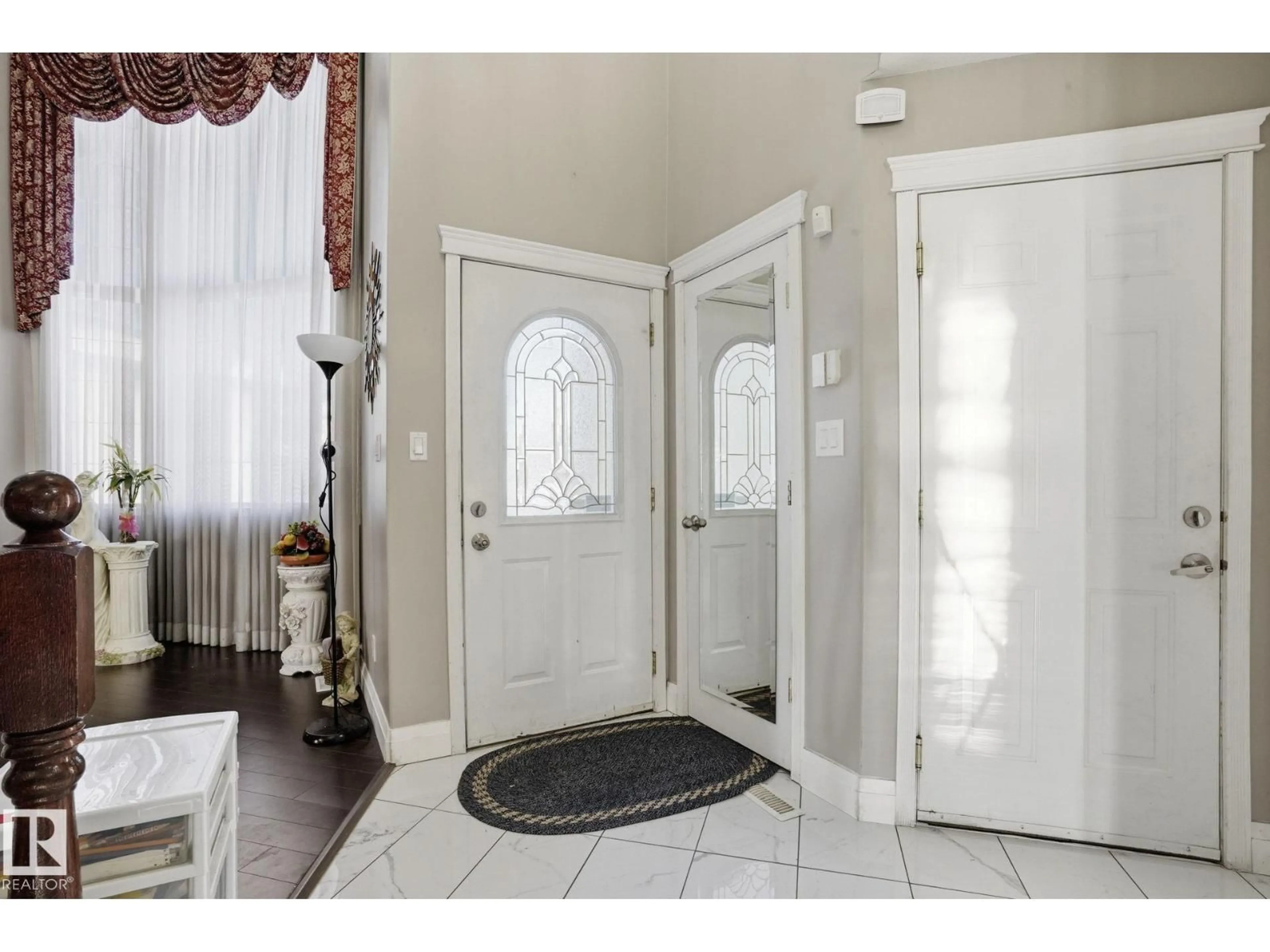 Indoor entryway for 4831 154 AV, Edmonton Alberta T5Y0C1