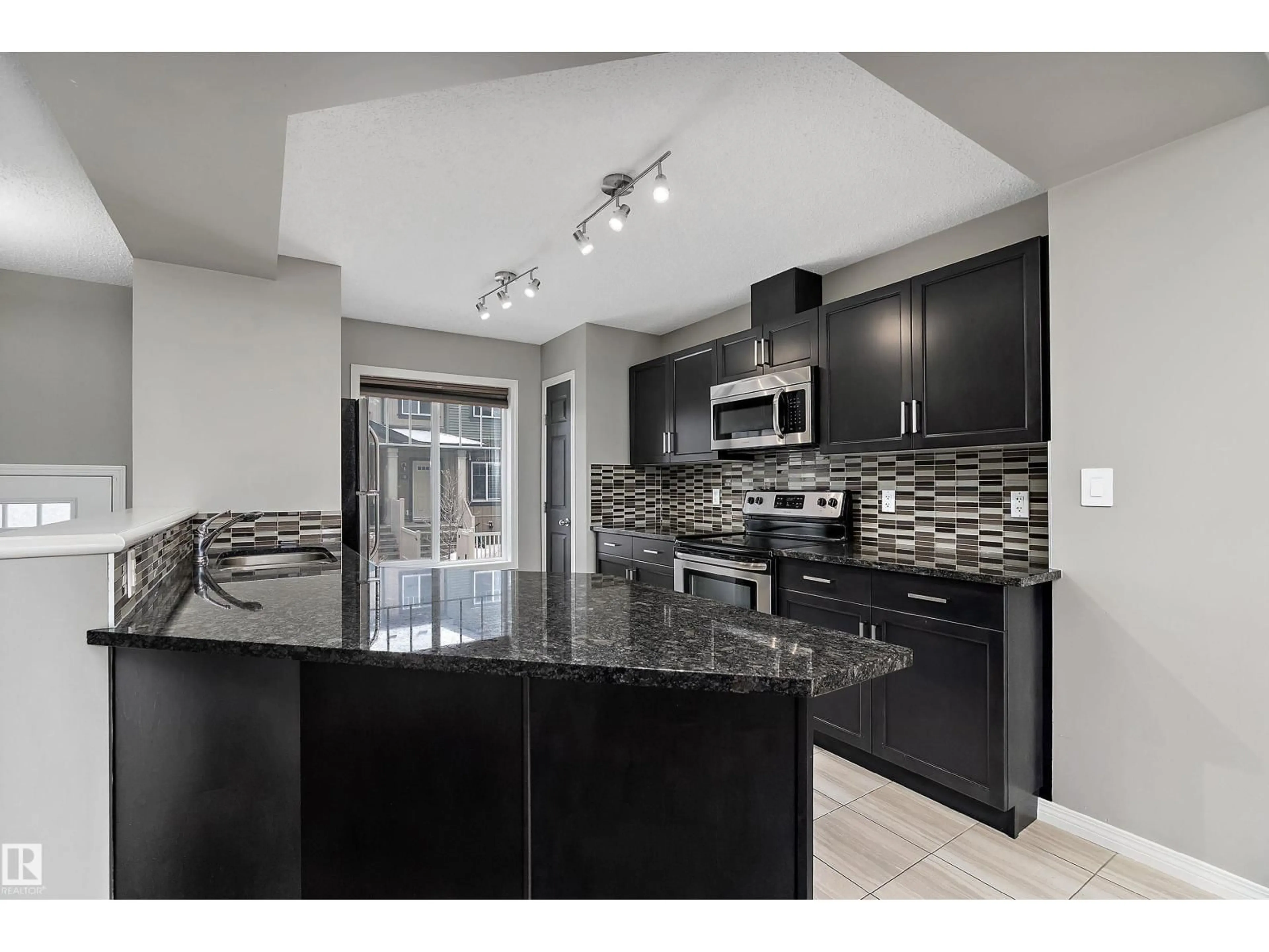 Open concept kitchen, ceramic/tile floor for 90 - 3305 ORCHARDS LINK LI, Edmonton Alberta T6X2H1