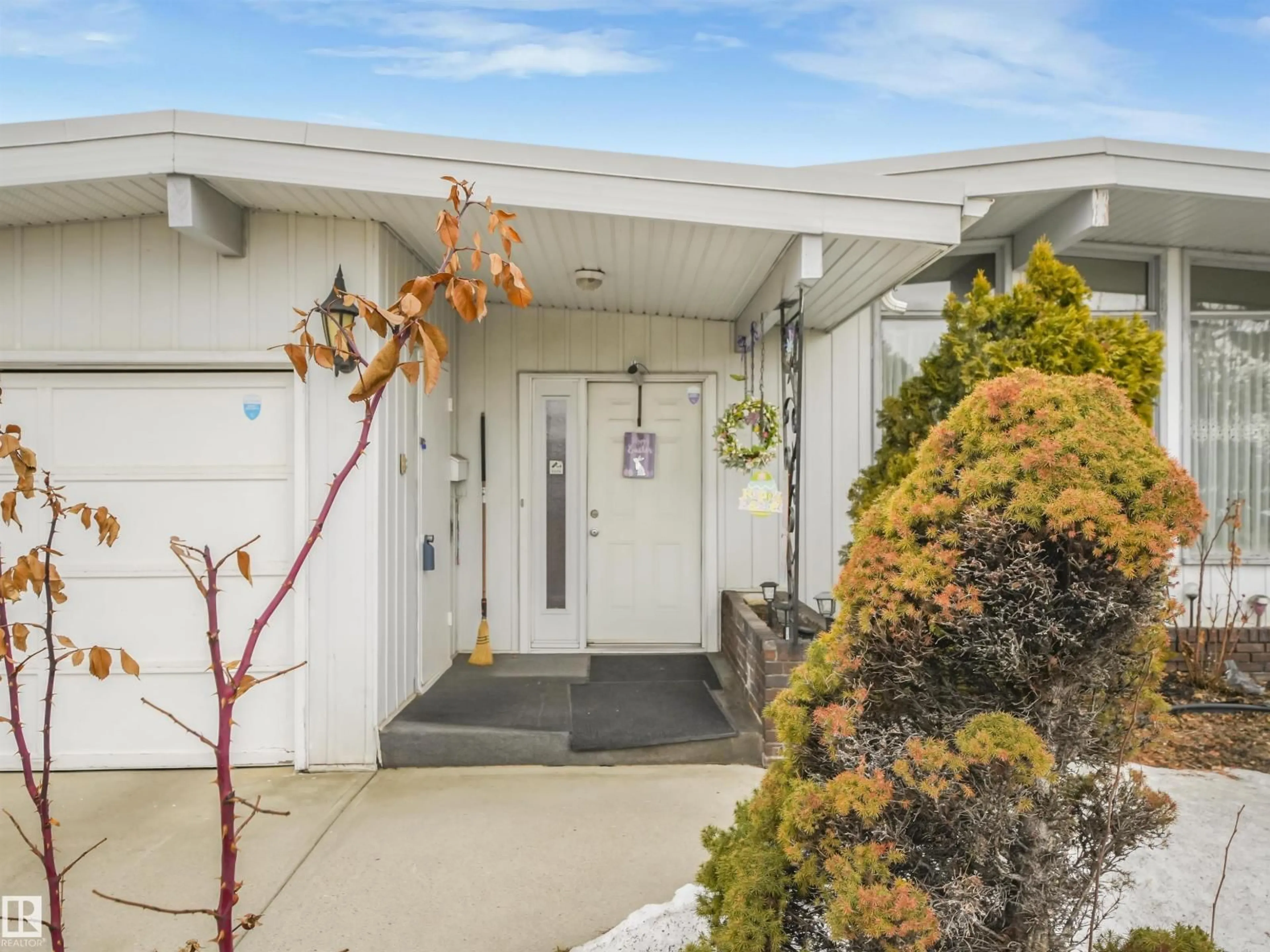 Indoor entryway for 8608 137AVE AV, Edmonton Alberta T5E1X9