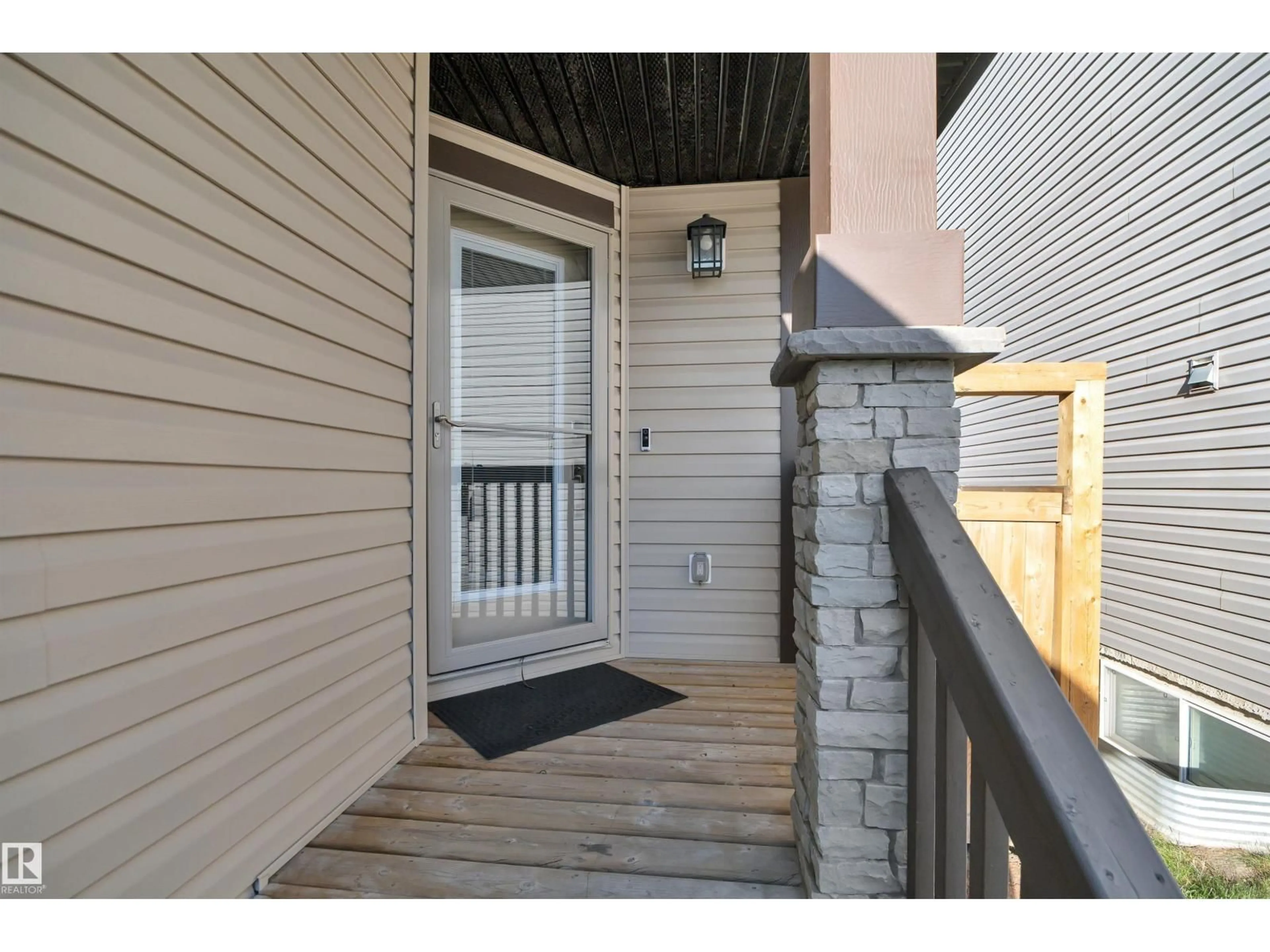 Indoor entryway for 16408 12 AV, Edmonton Alberta T6W3K4
