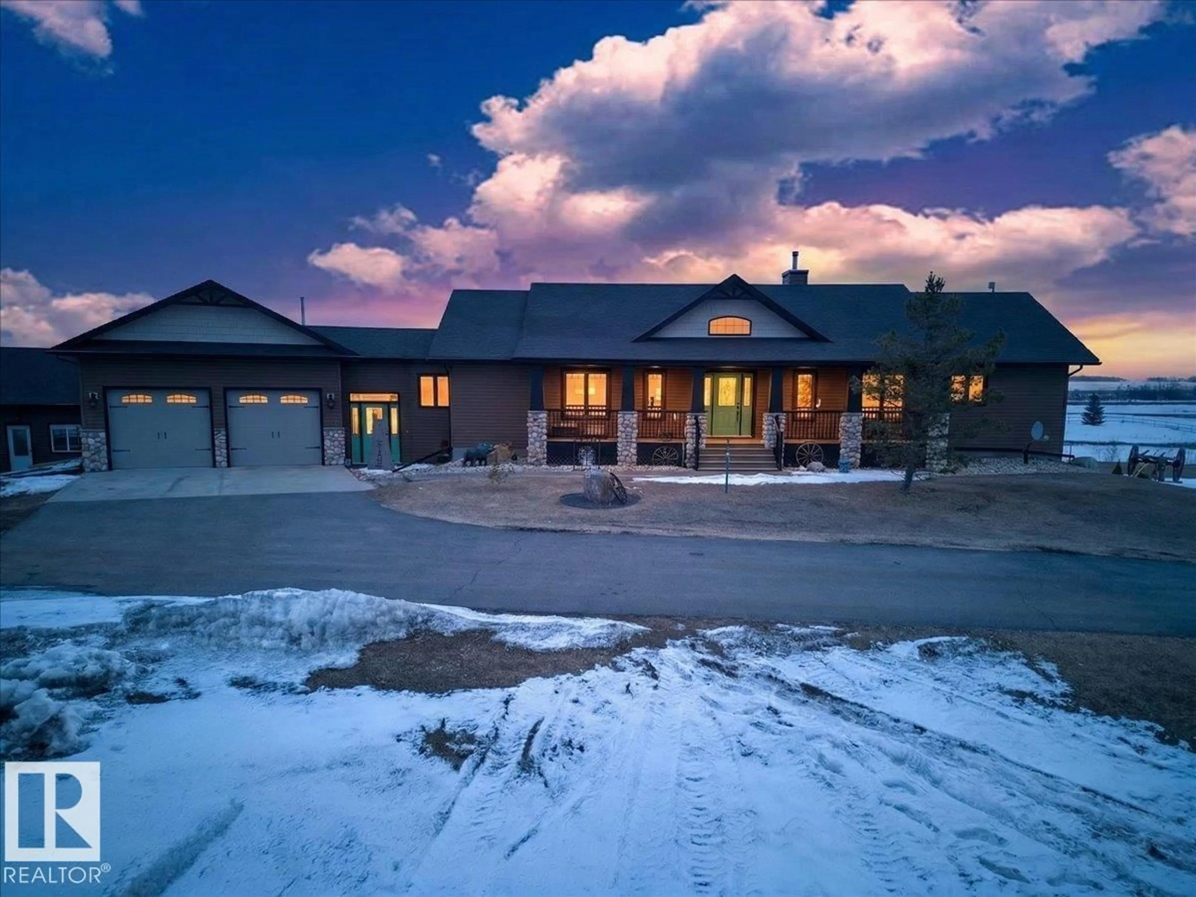 A pic from outside/outdoor area/front of a property/back of a property/a pic from drone, building for 531064 RANGE ROAD 174, Rural Lamont County Alberta T0B3H0