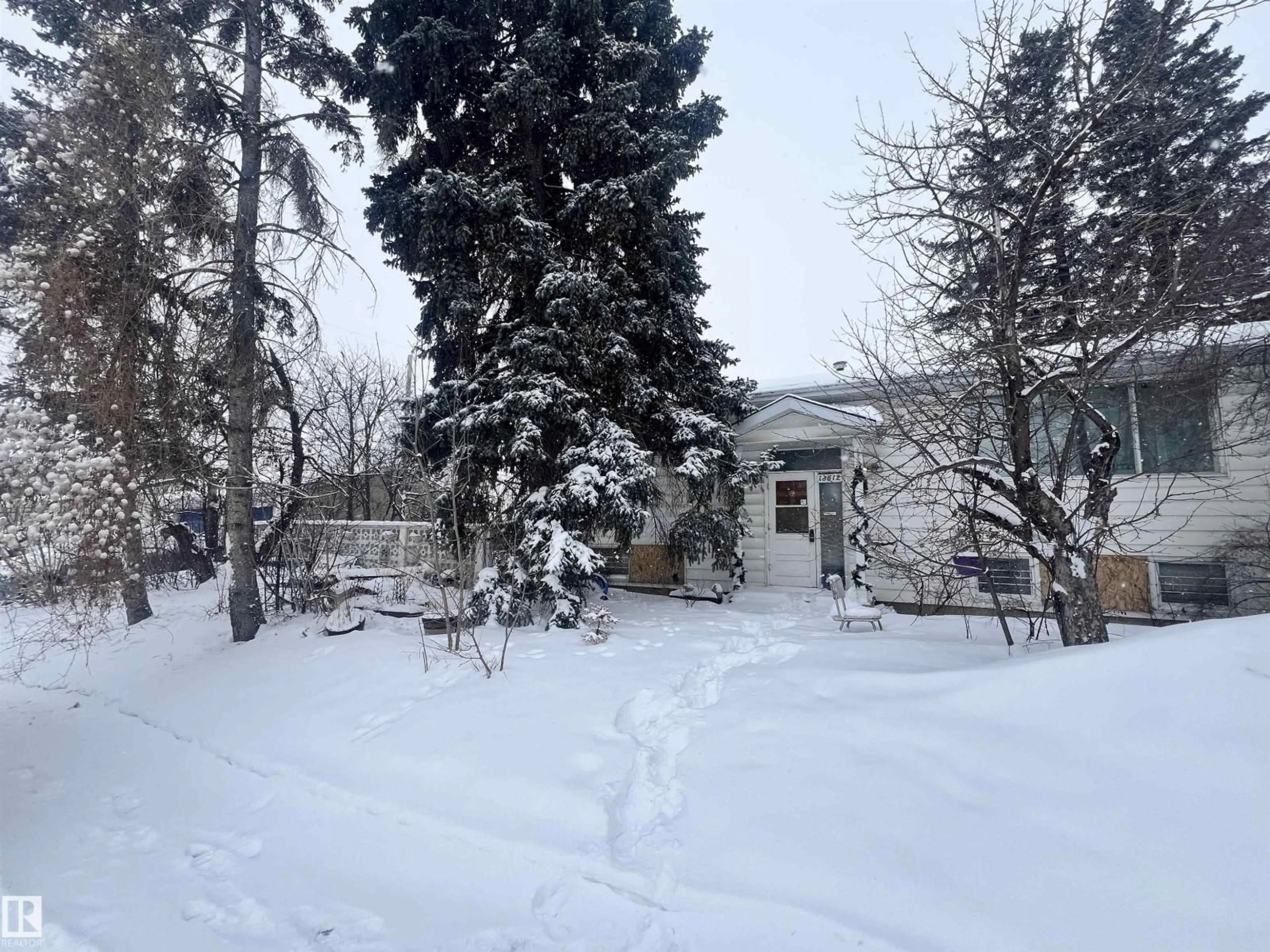 A pic from outside/outdoor area/front of a property/back of a property/a pic from drone, unknown for NW - 13512 71 ST, Edmonton Alberta T5C0N2
