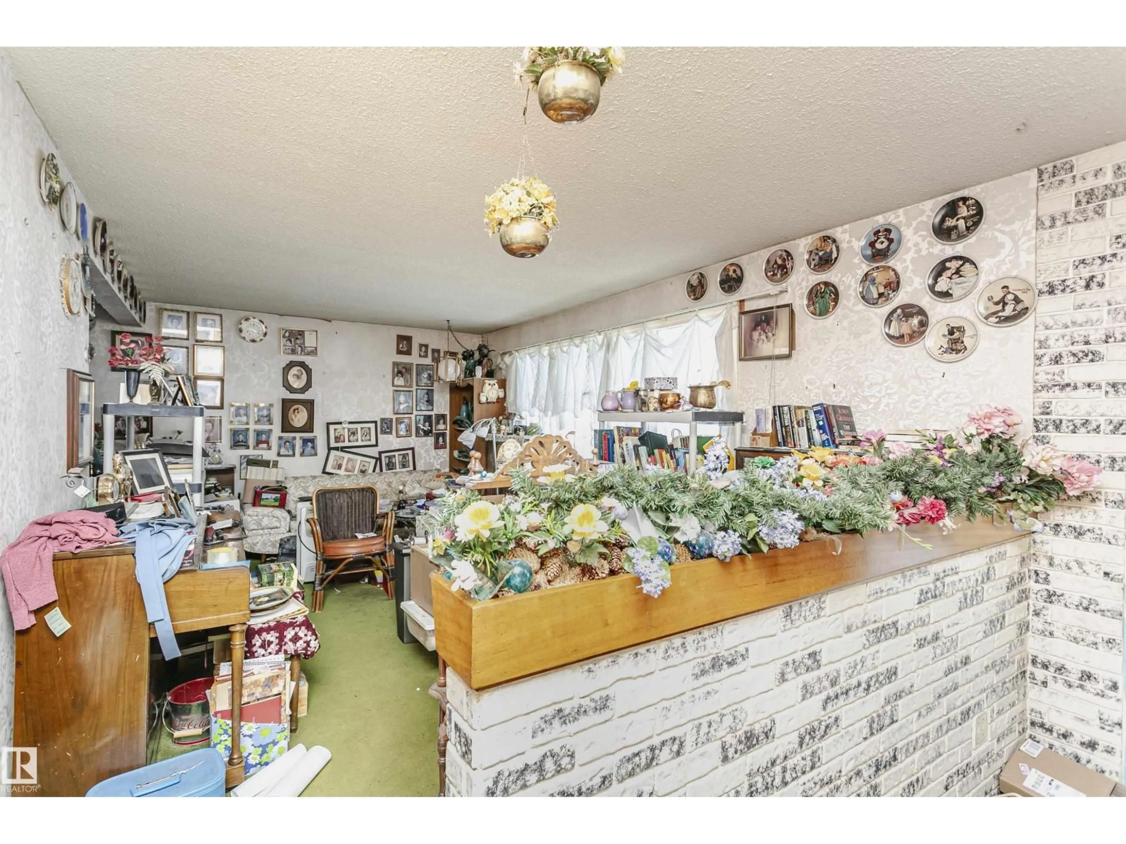 A pic of a room for NW - 13512 71 ST, Edmonton Alberta T5C0N2