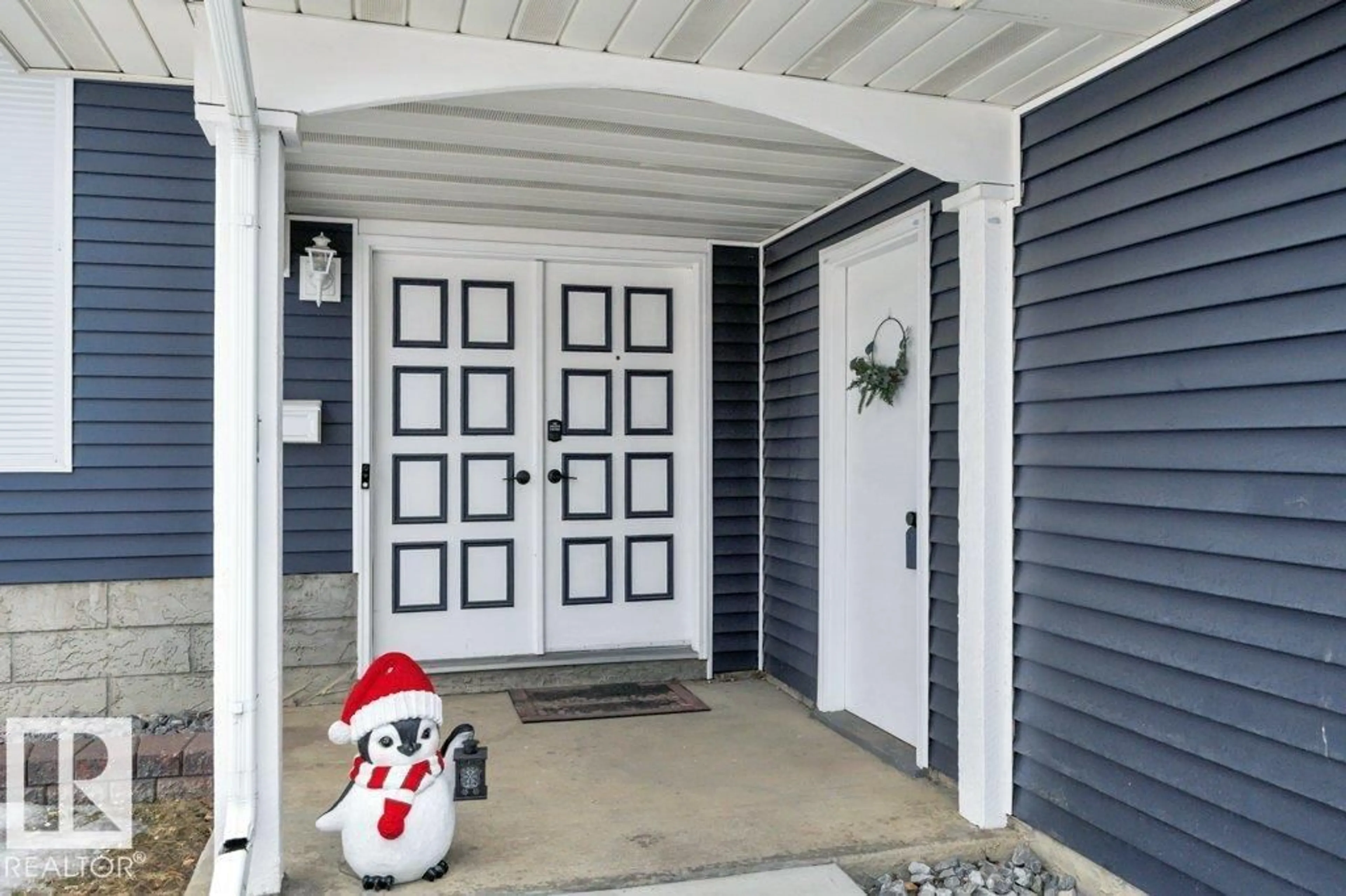 Indoor entryway for 10721 33A AV, Edmonton Alberta T6J2Z5