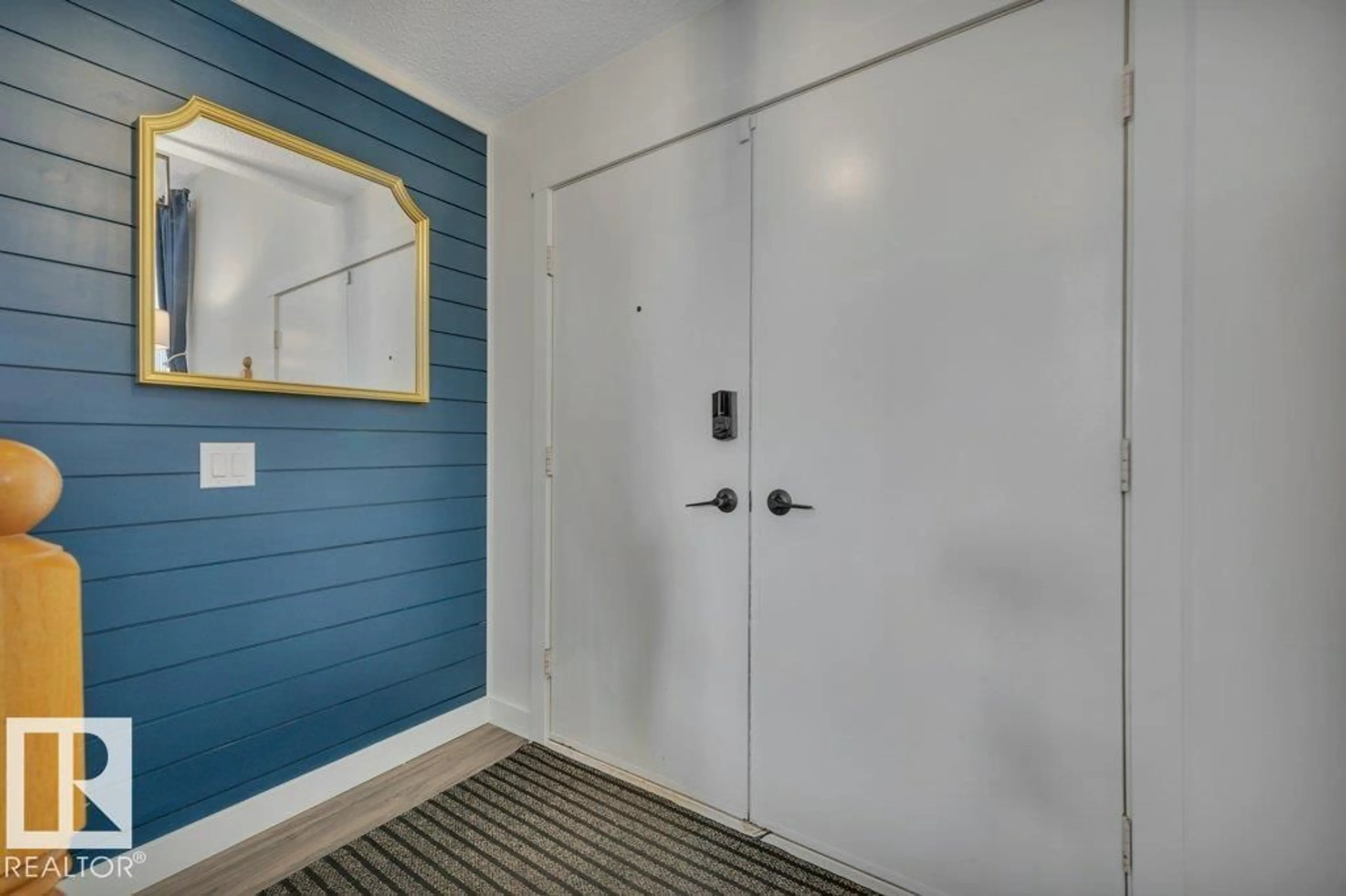 Indoor entryway for 10721 33A AV, Edmonton Alberta T6J2Z5