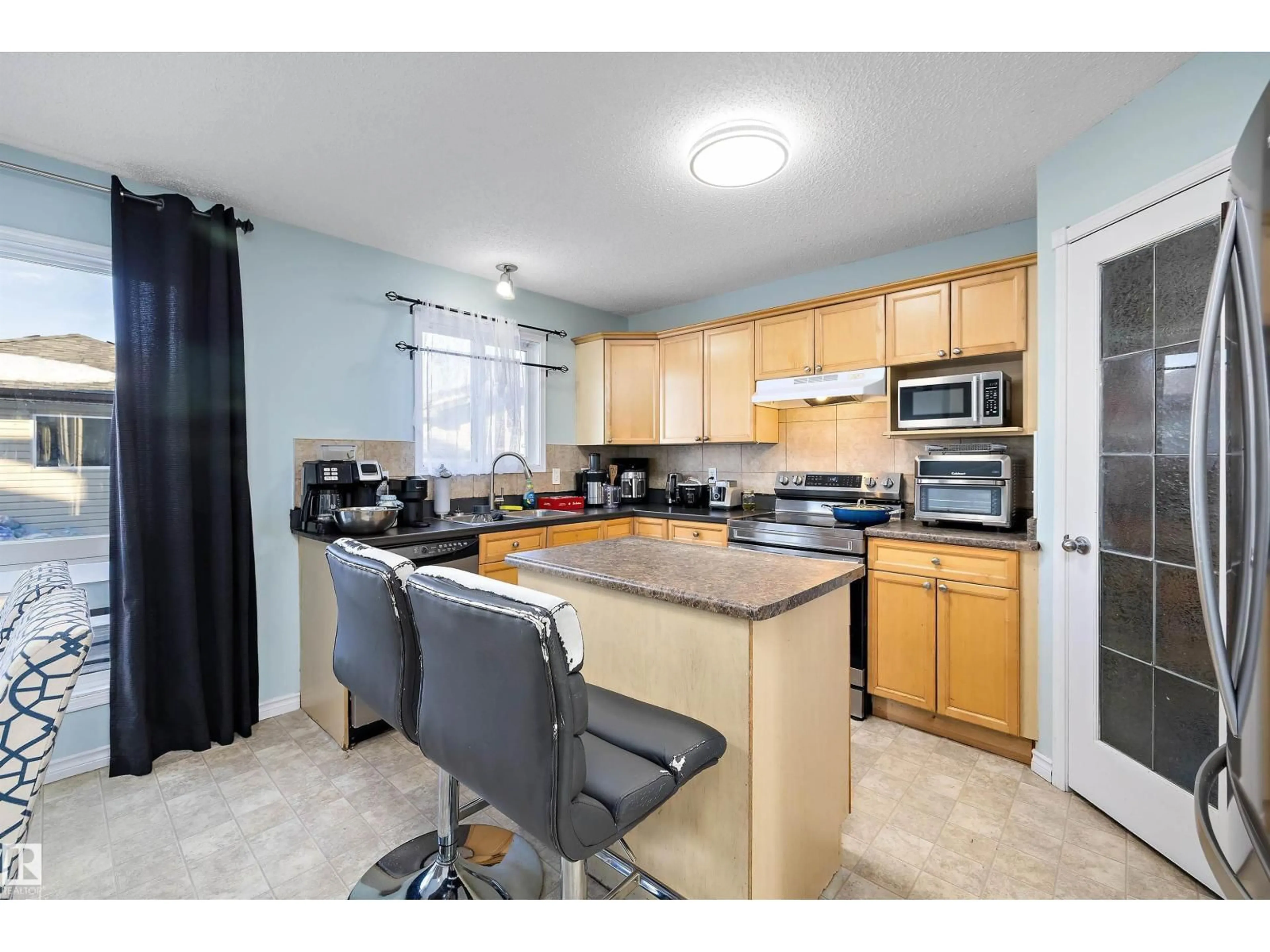 Standard kitchen, unknown for 16304 43 ST, Edmonton Alberta T5Y0H8