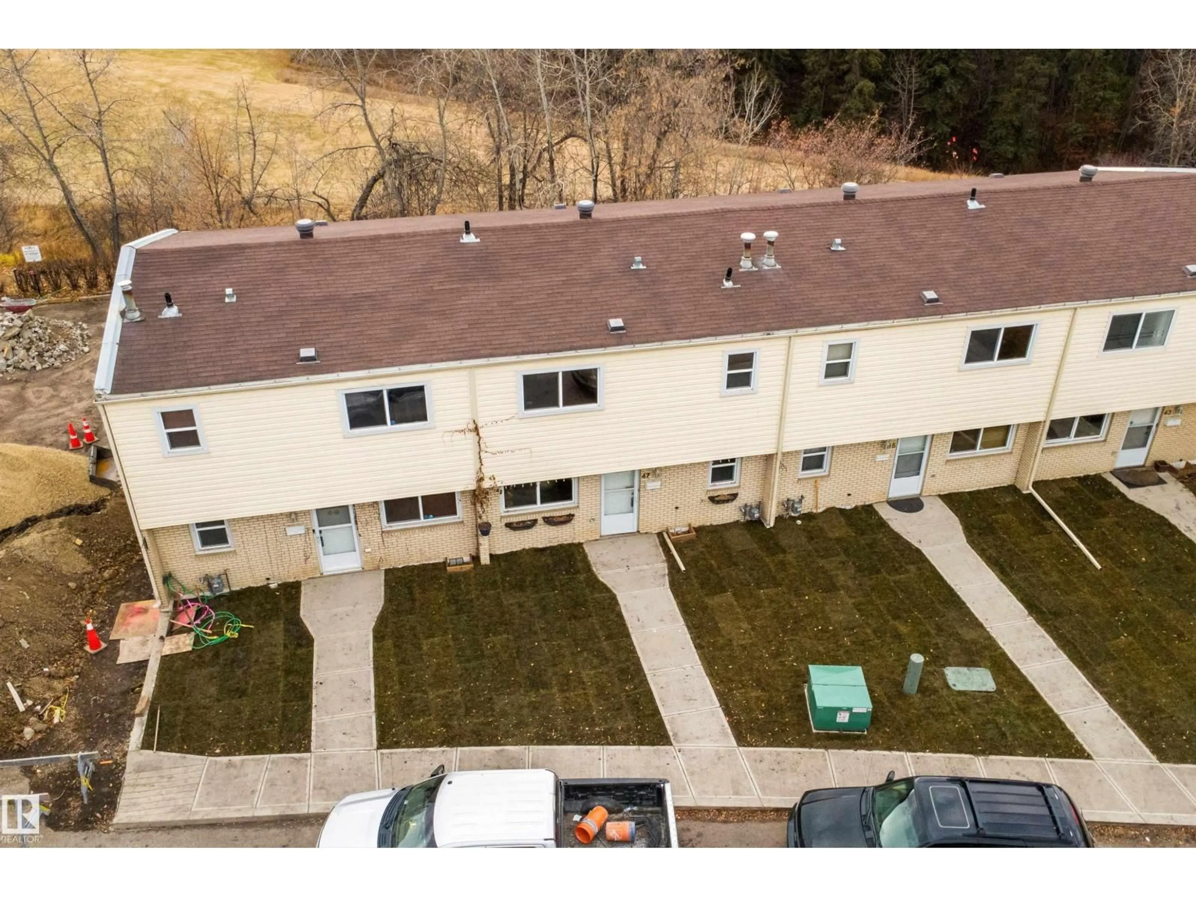 A pic from outside/outdoor area/front of a property/back of a property/a pic from drone, unknown for 47 ROYAL RD, Edmonton Alberta T6J2E7