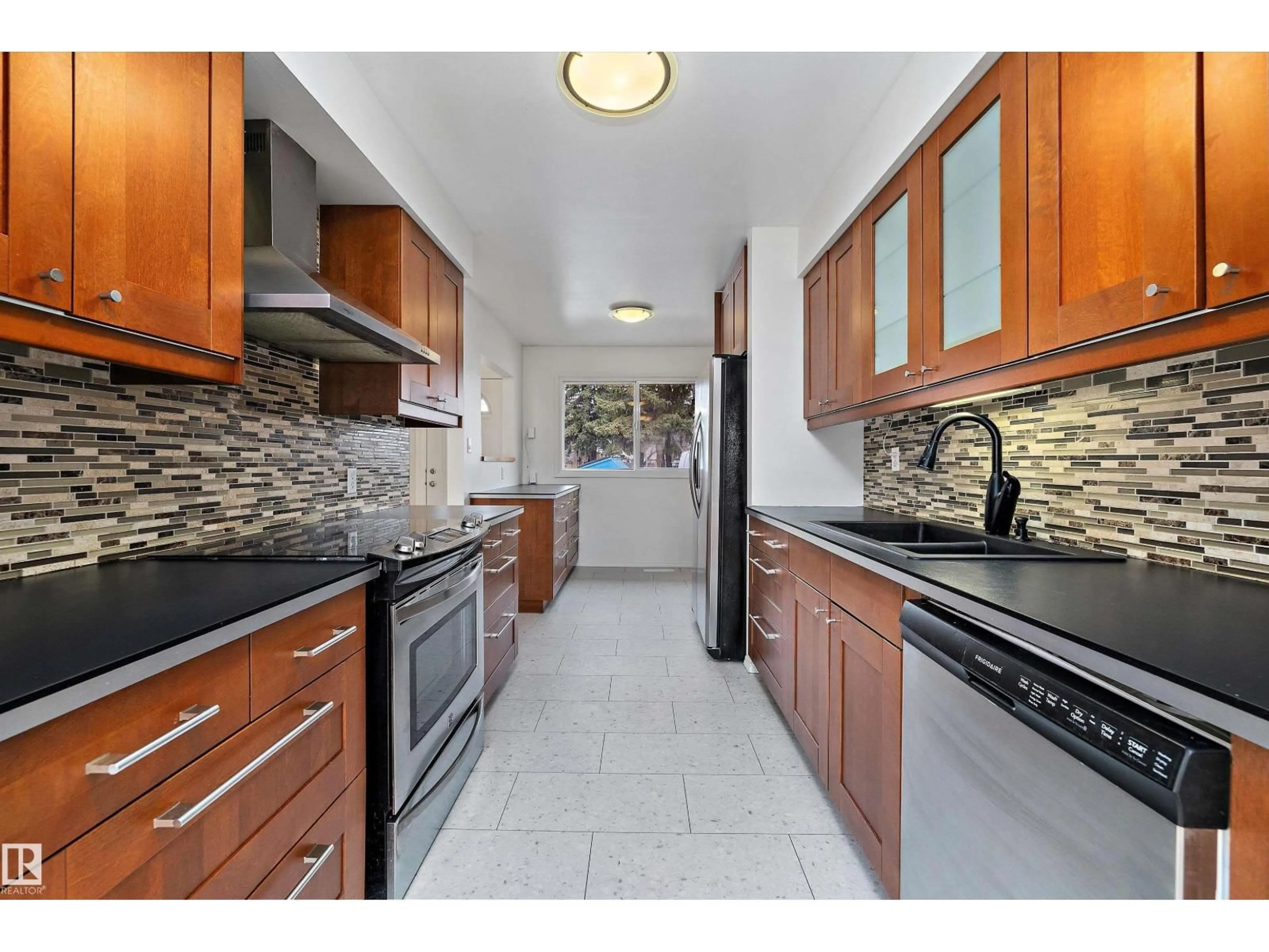 Standard kitchen, ceramic/tile floor for 47 ROYAL RD, Edmonton Alberta T6J2E7