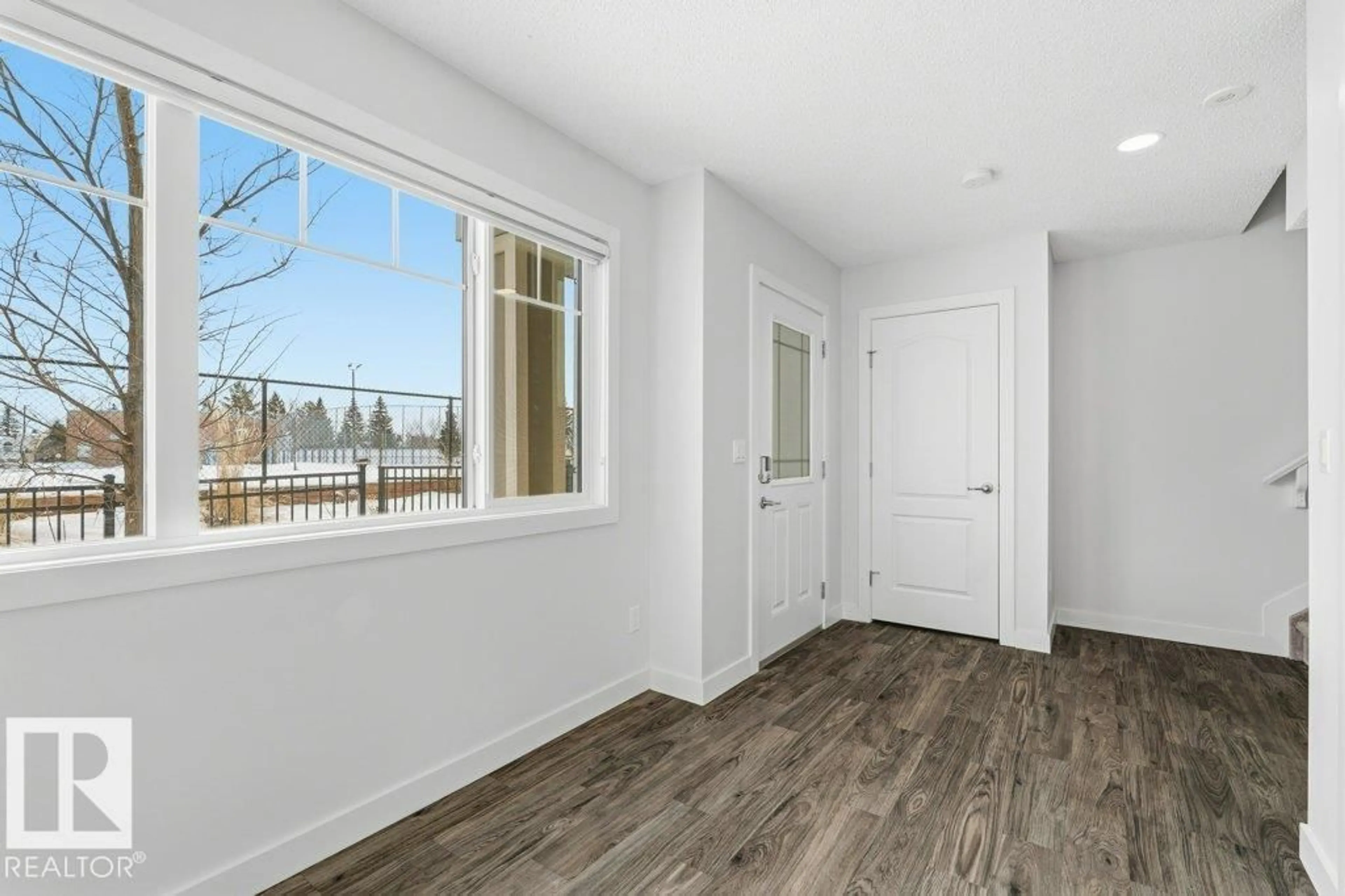 Indoor entryway for 6 - 11373 12 AV, Edmonton Alberta T6J5V2