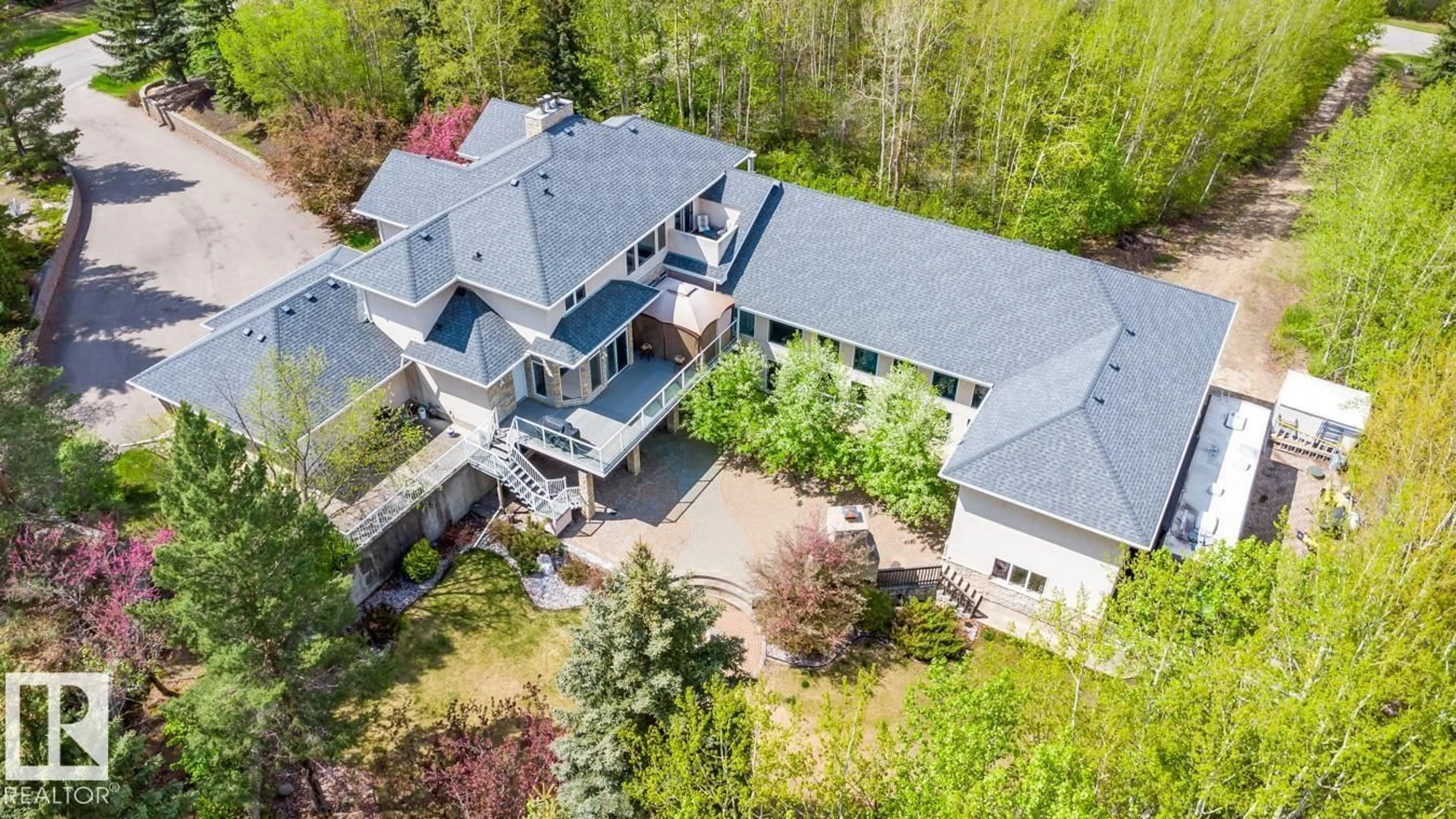 A pic from outside/outdoor area/front of a property/back of a property/a pic from drone, building for 25 - 52258 RGE ROAD 231, Rural Strathcona County Alberta T8B1M8