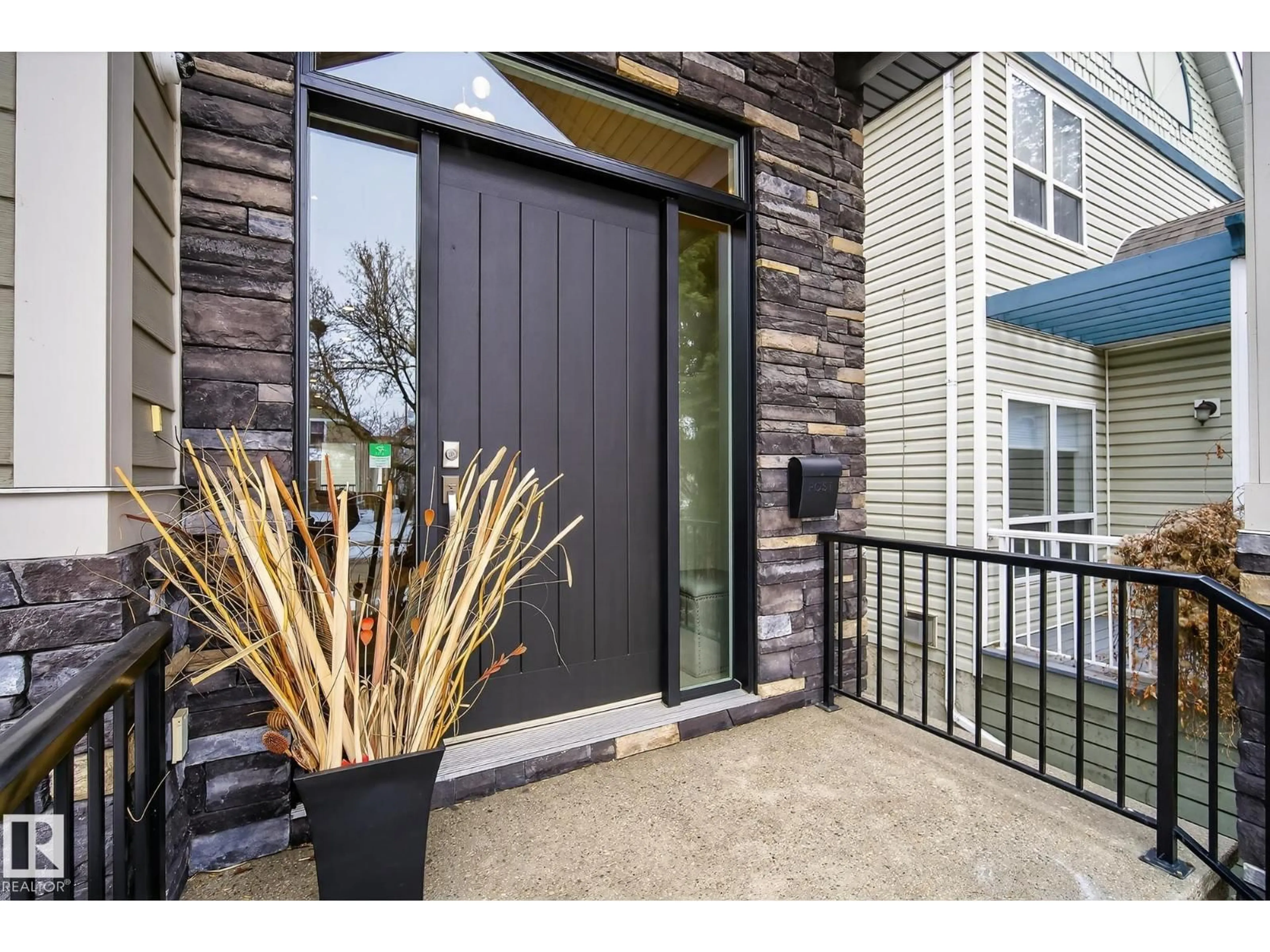 Indoor entryway for 9648 83 AV, Edmonton Alberta T6C1C2