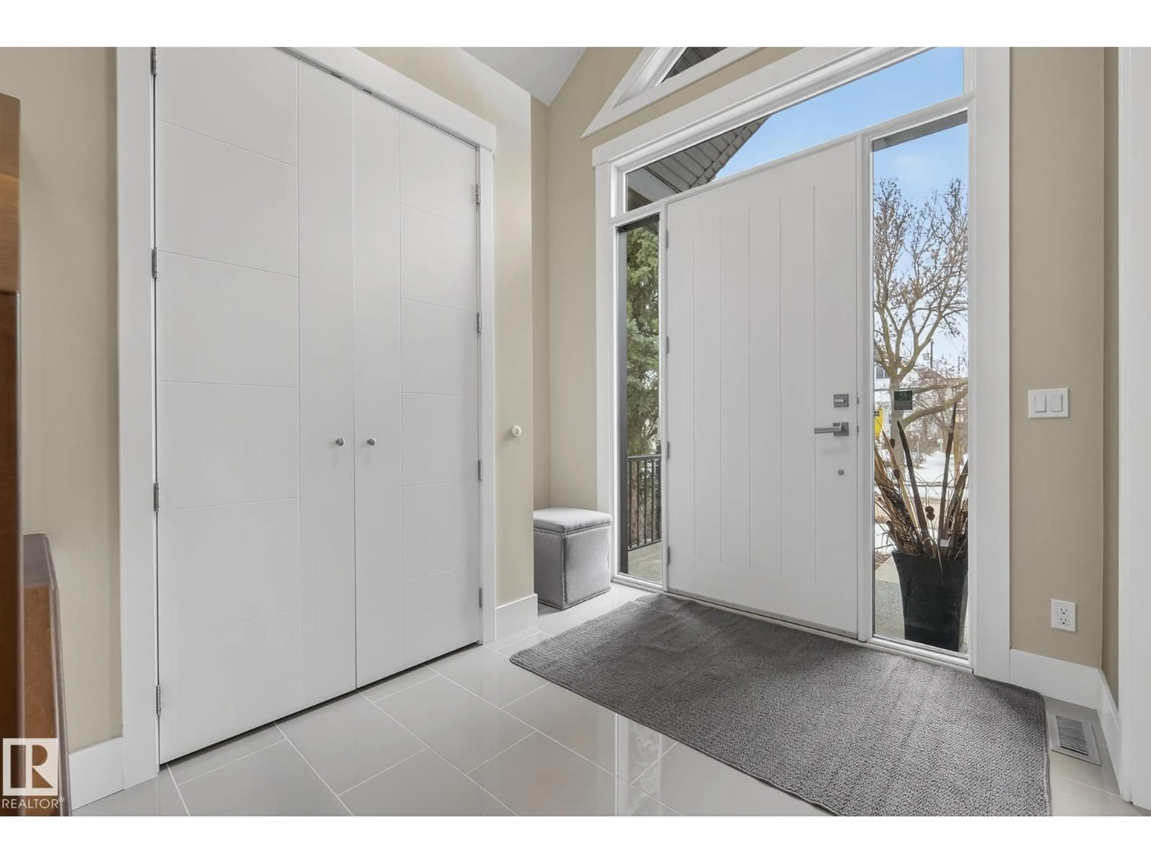 Indoor entryway for 9648 83 AV, Edmonton Alberta T6C1C2