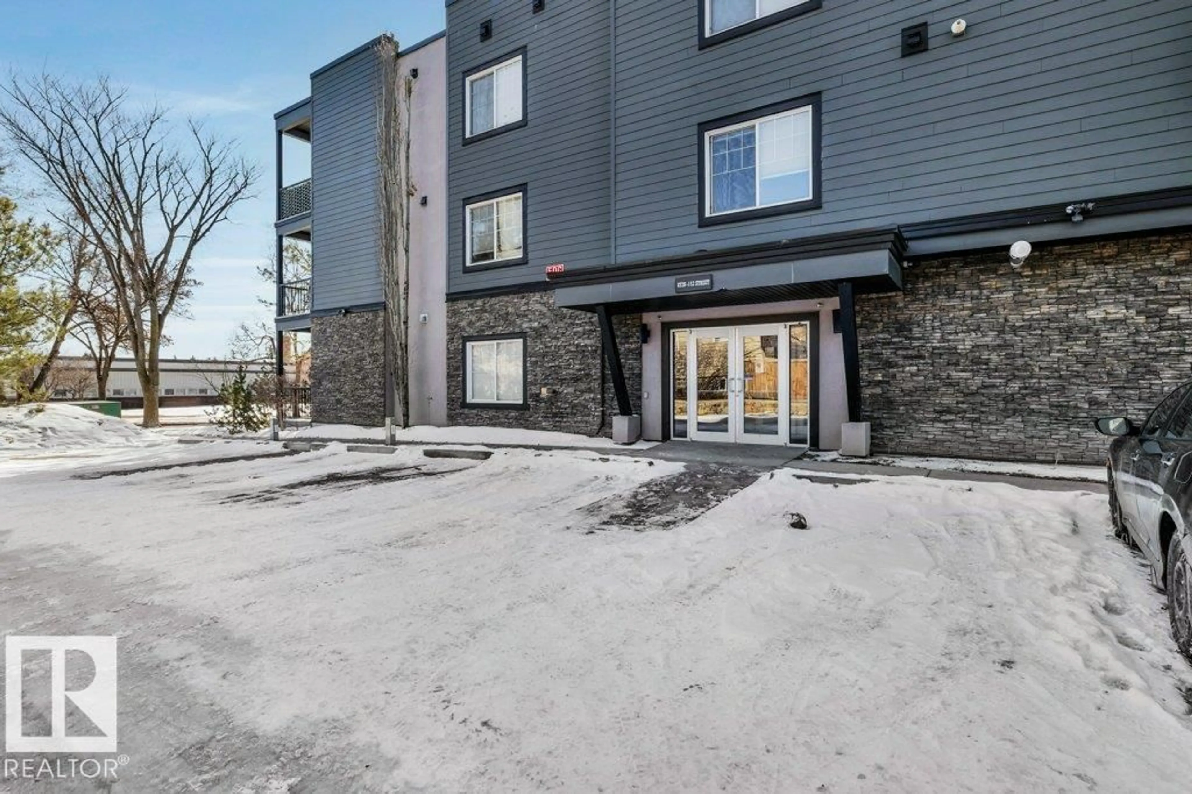 Patio, building for 205 6720 112 ST NW, Edmonton Alberta T6H3J8