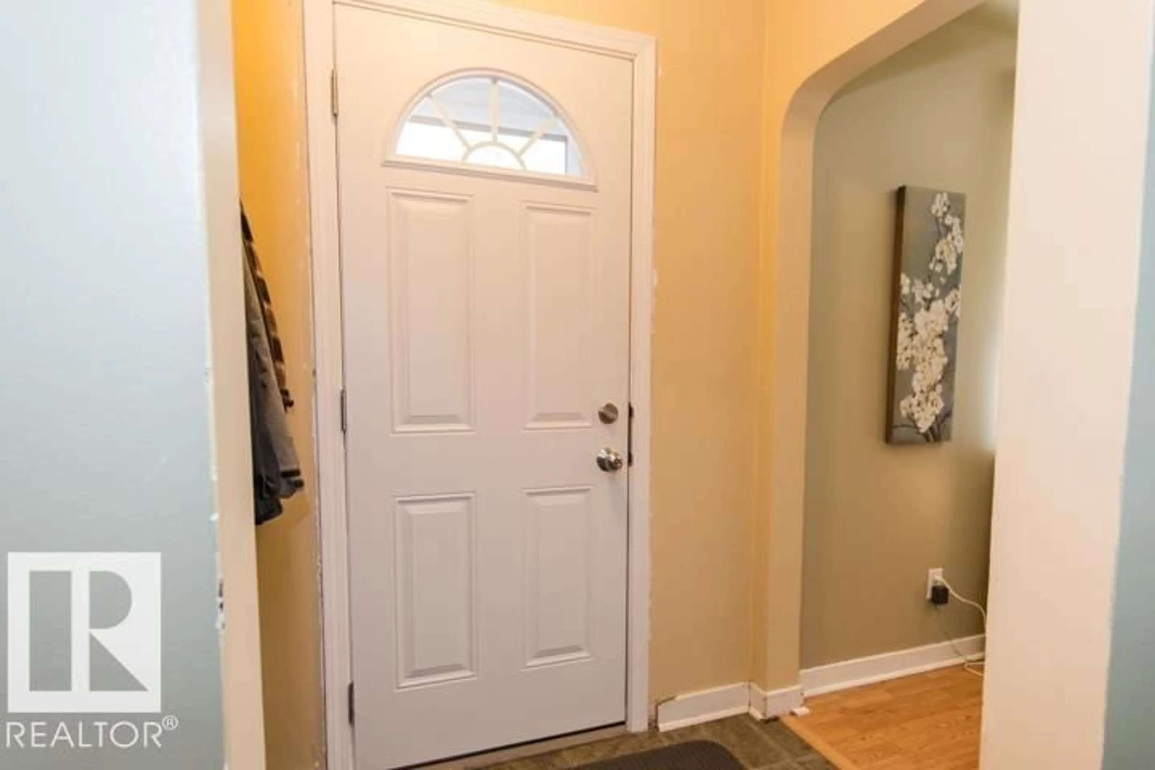 Indoor entryway for 10806 64 AV, Edmonton Alberta T6H1T2