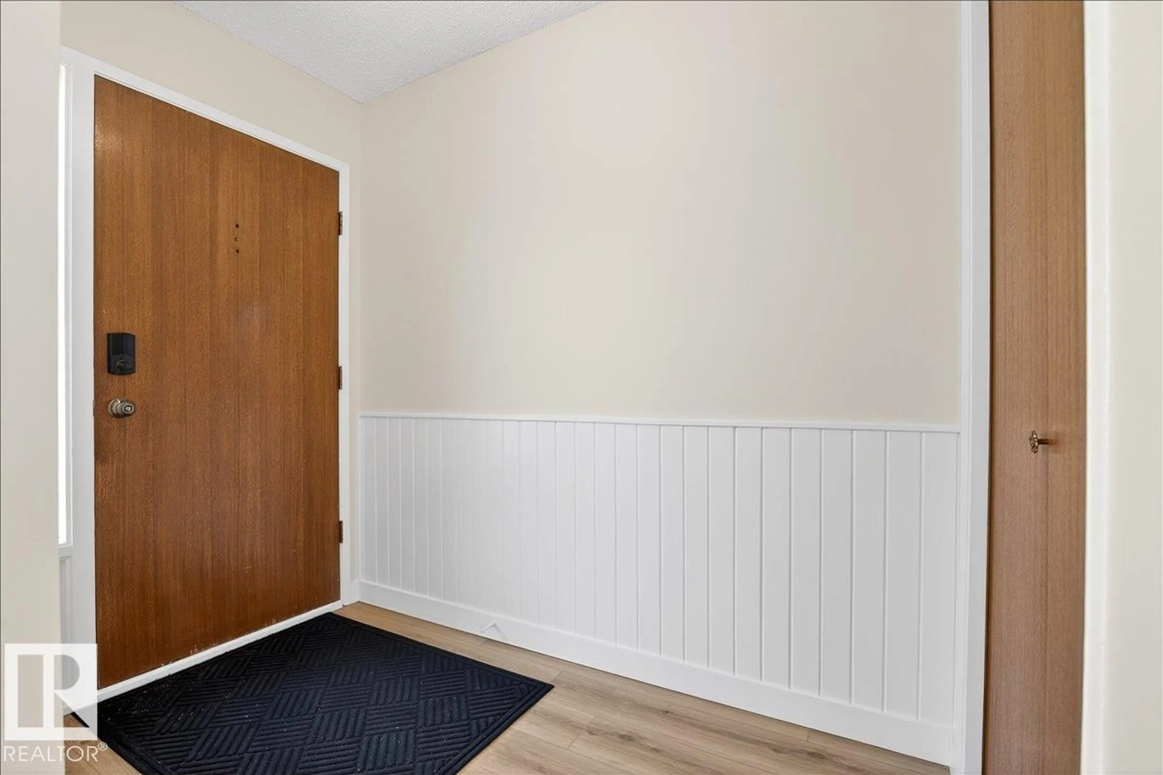 Indoor entryway for 12 GRAND MEADOW CR, Edmonton Alberta T6L1A2