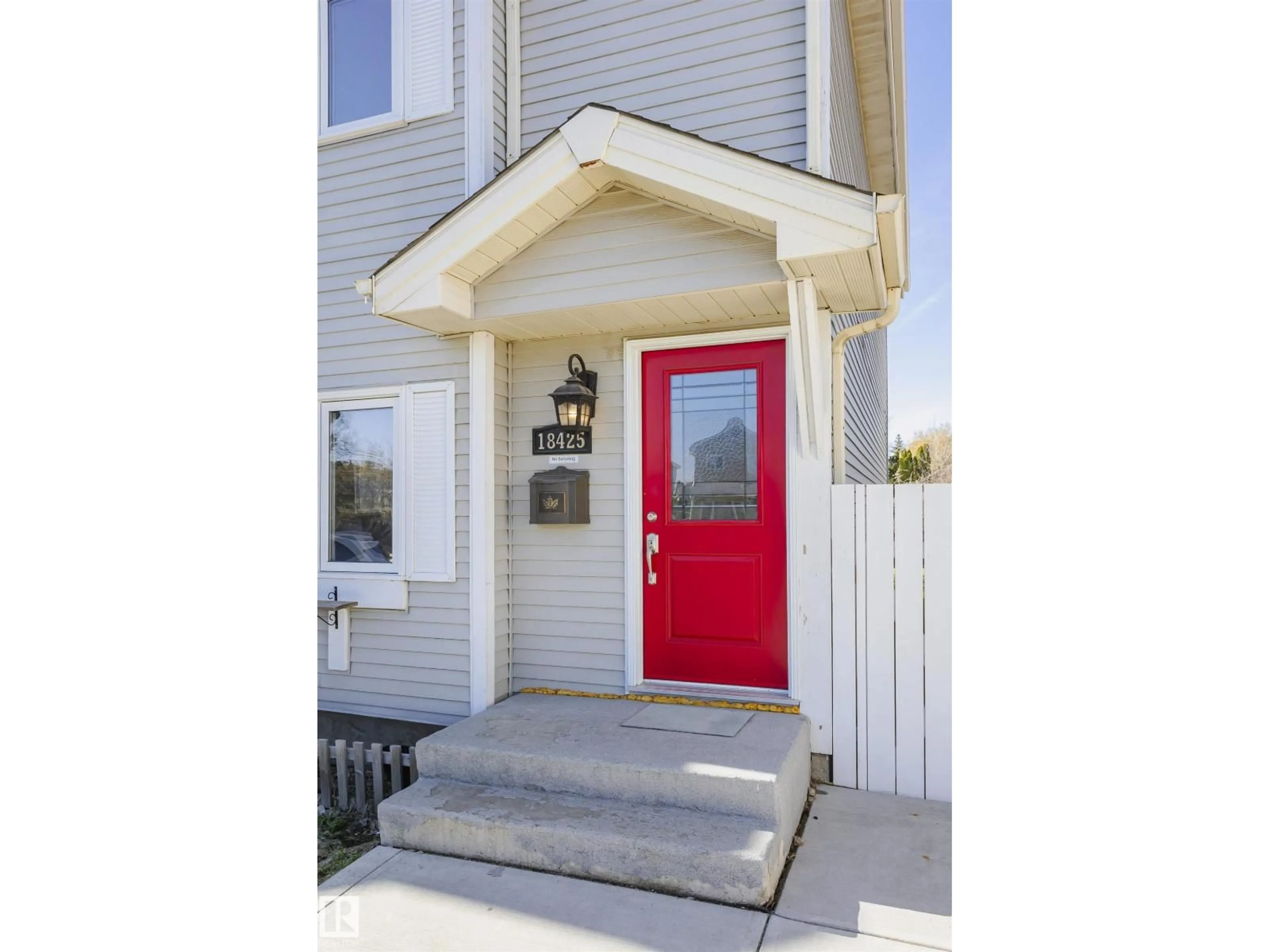 Indoor entryway for 18425 95A AV, Edmonton Alberta T5T3V7