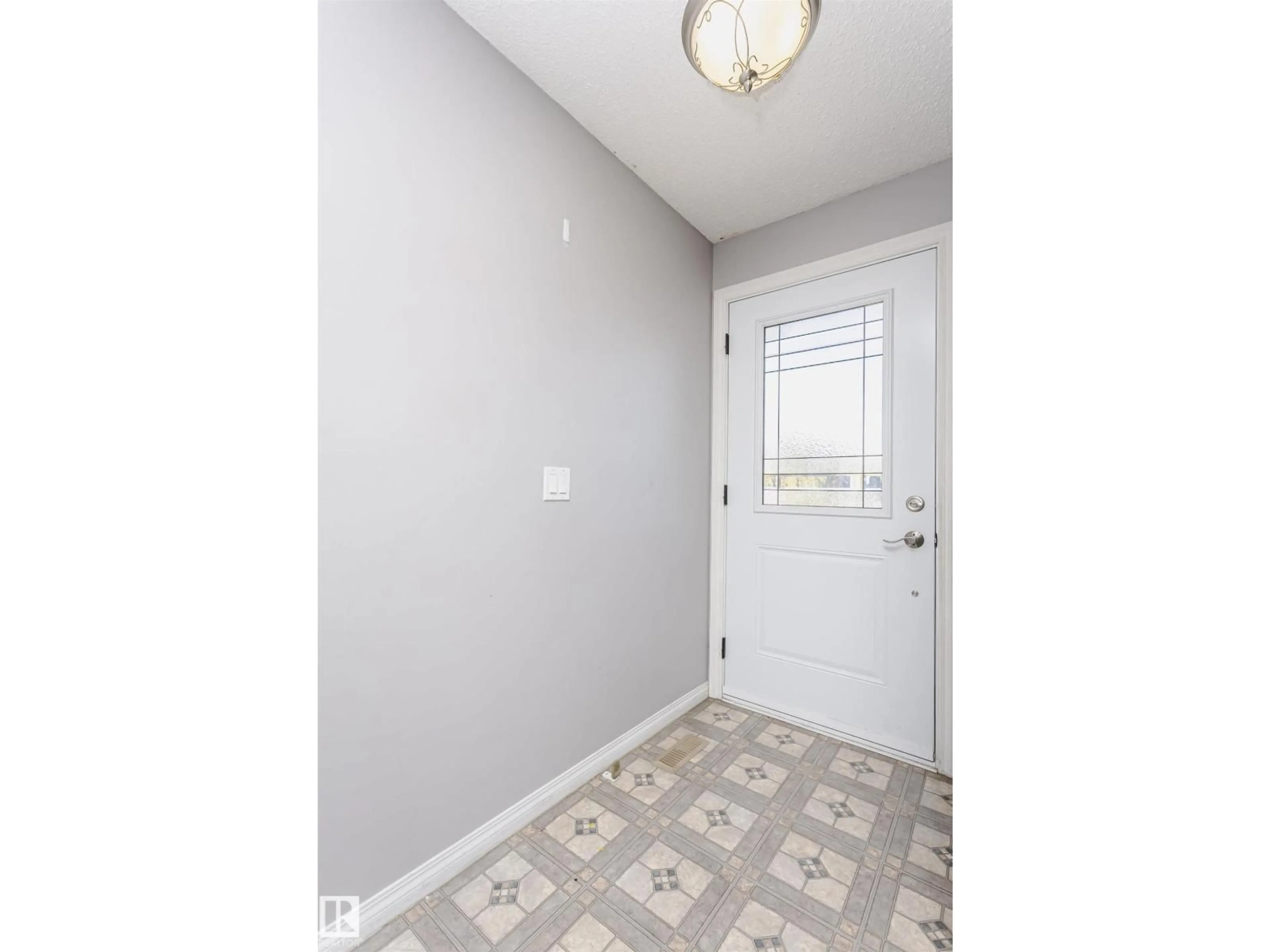 Indoor entryway for 18425 95A AV, Edmonton Alberta T5T3V7