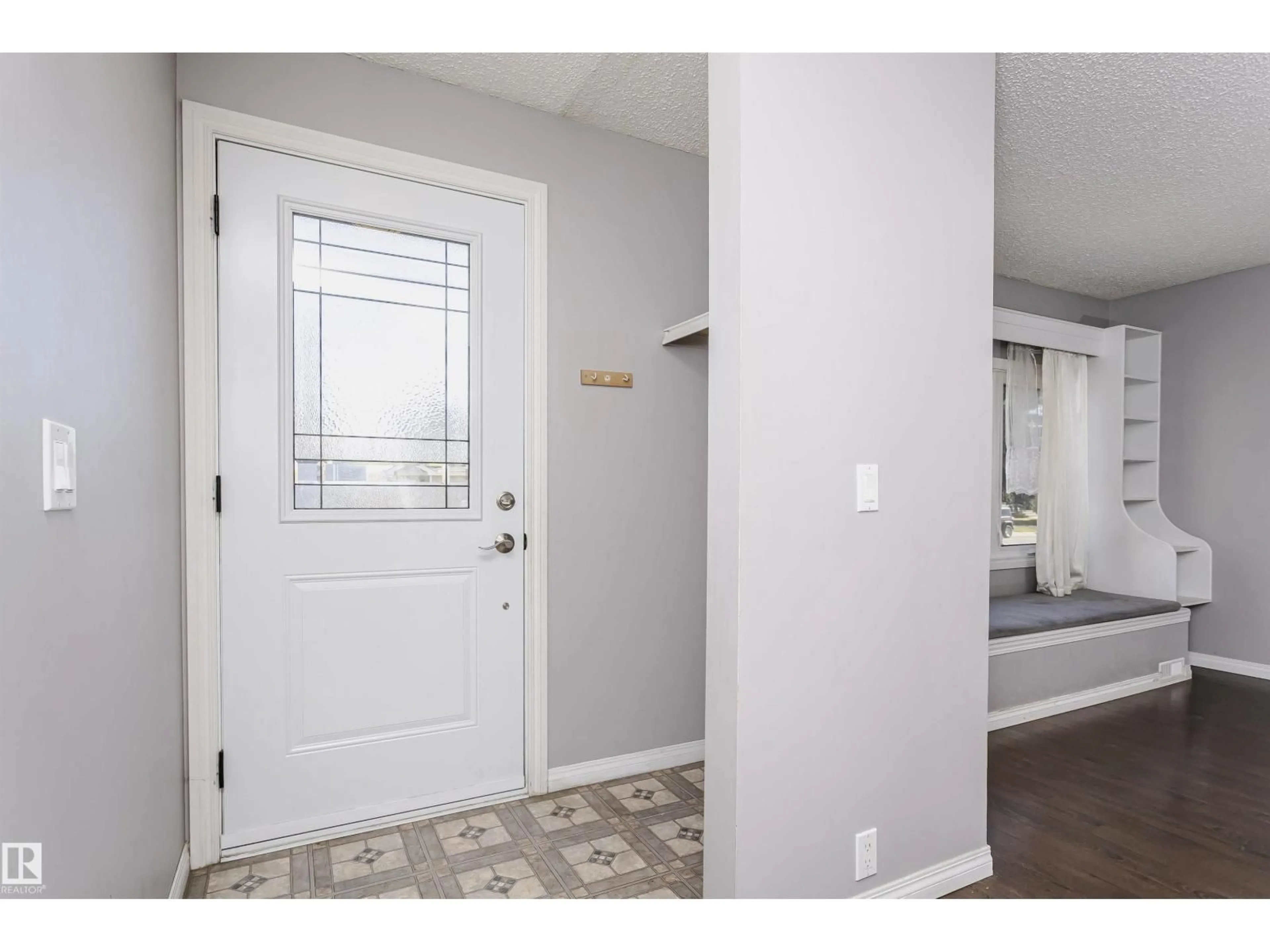 Indoor entryway for 18425 95A AV, Edmonton Alberta T5T3V7