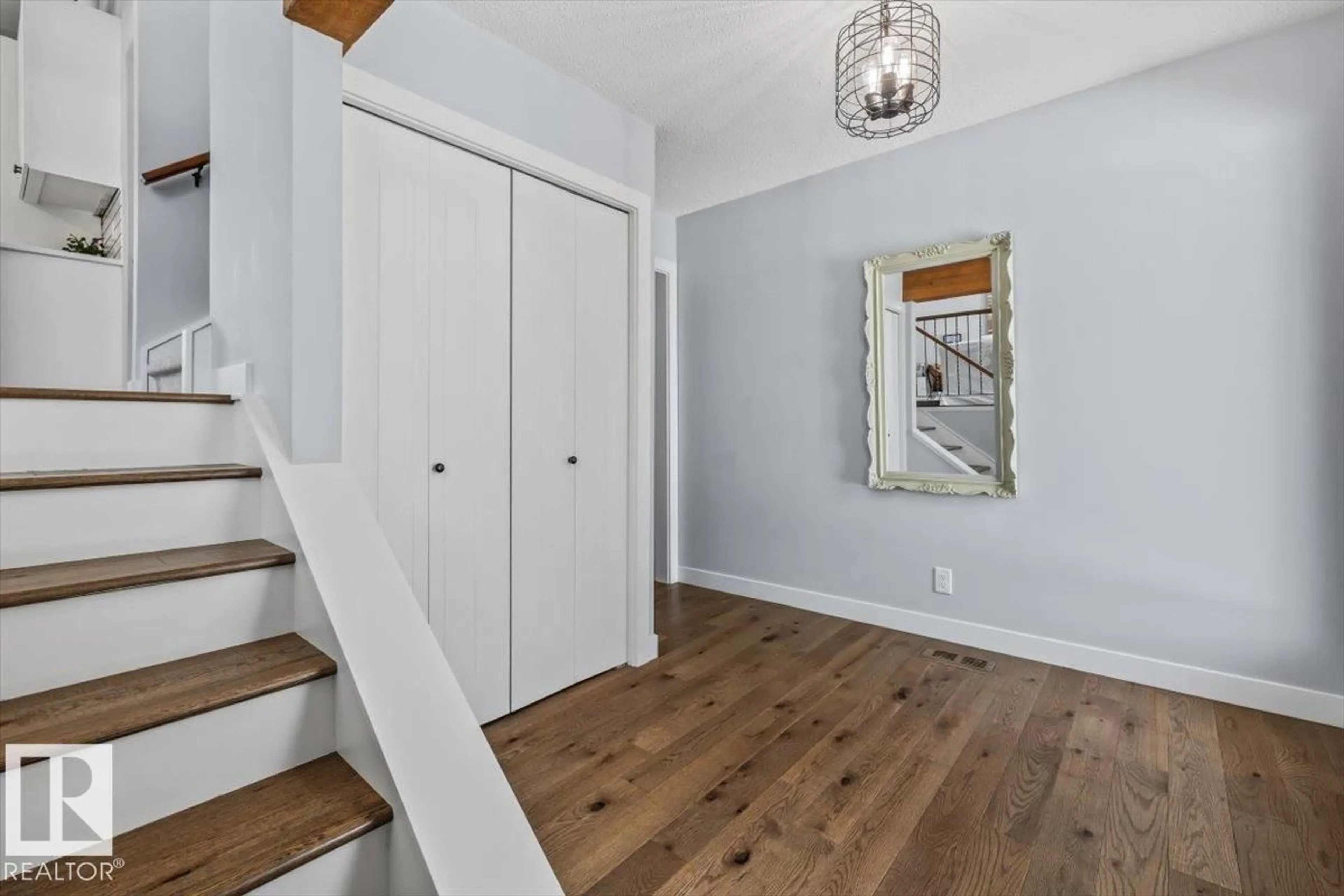 Indoor entryway for NW - 11427 35 AV, Edmonton Alberta T6J2W9