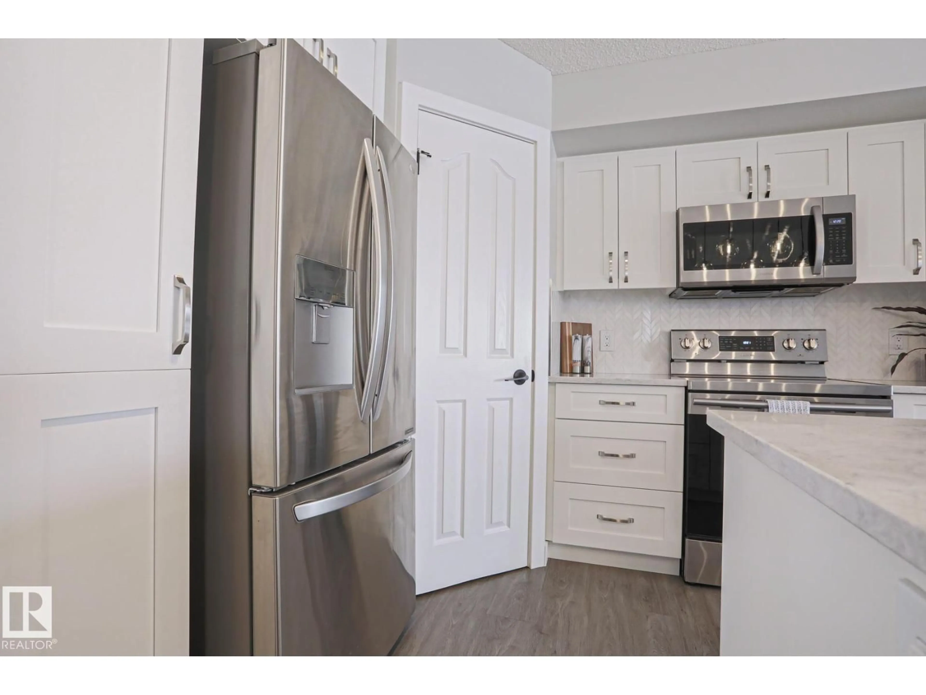 Standard kitchen, wood/laminate floor for 53 NEWPORT CR, St. Albert Alberta T8N6Y9
