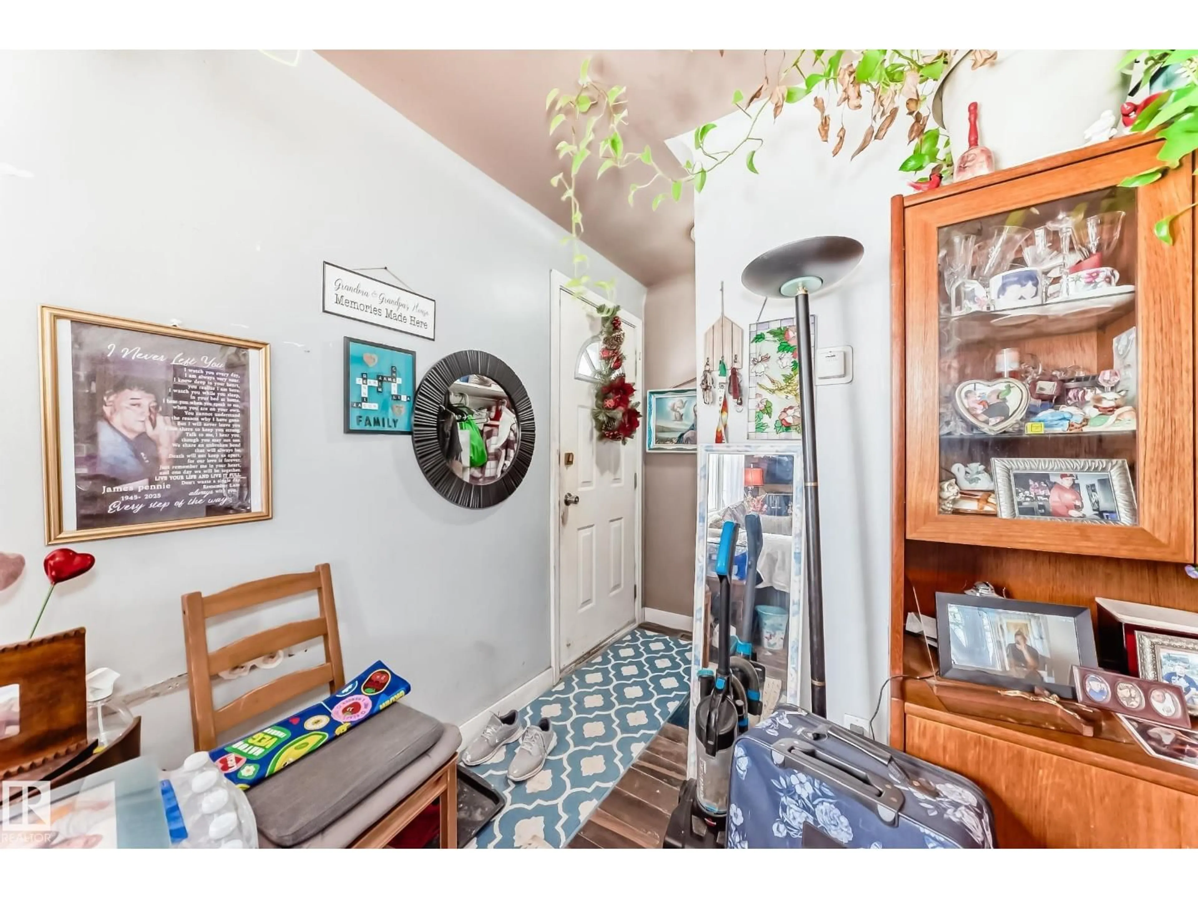 Indoor entryway for 7723 82 AV, Edmonton Alberta T6C0X8