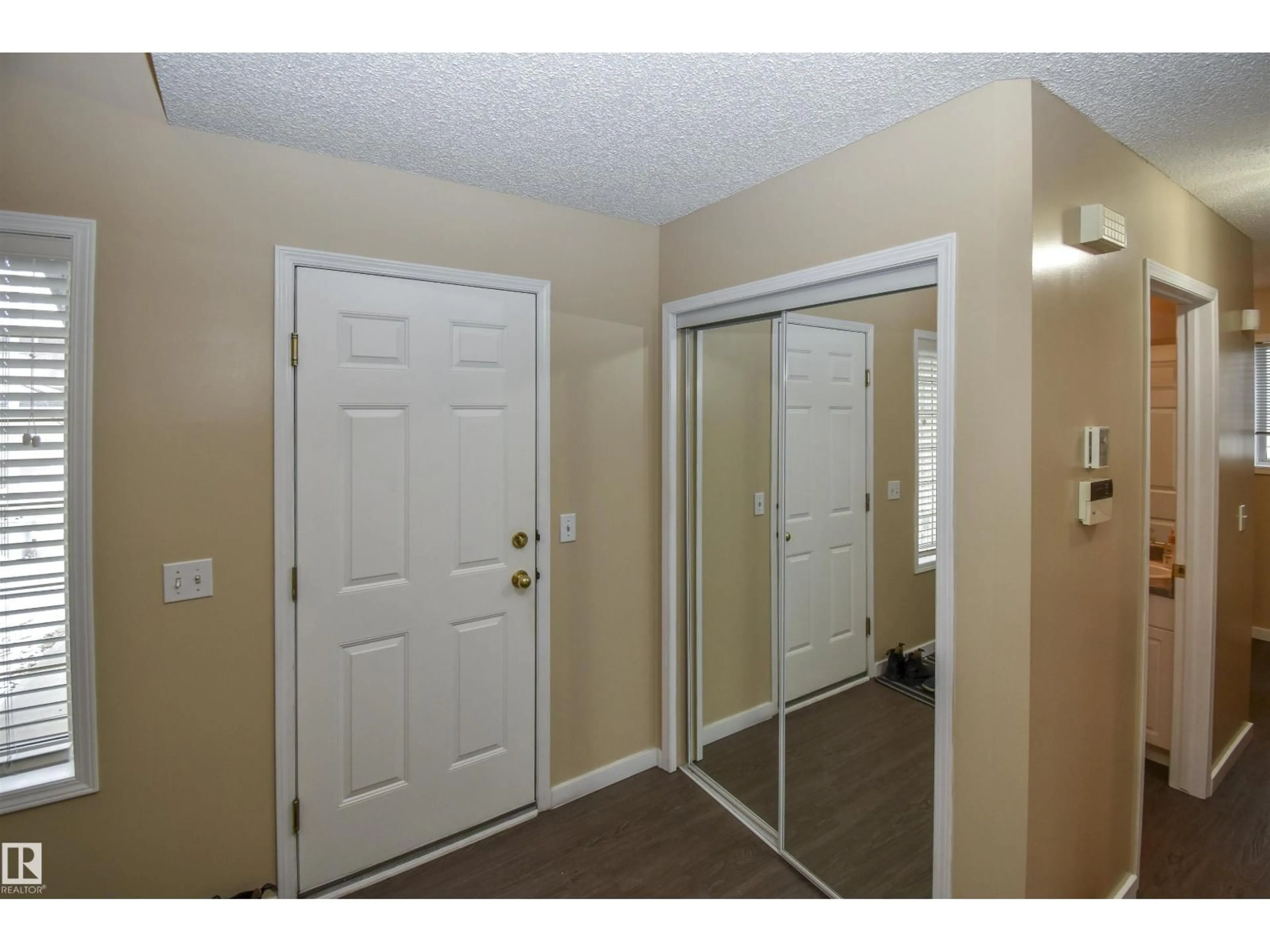 Indoor entryway for 4112 37A AV, Edmonton Alberta T6L7A1