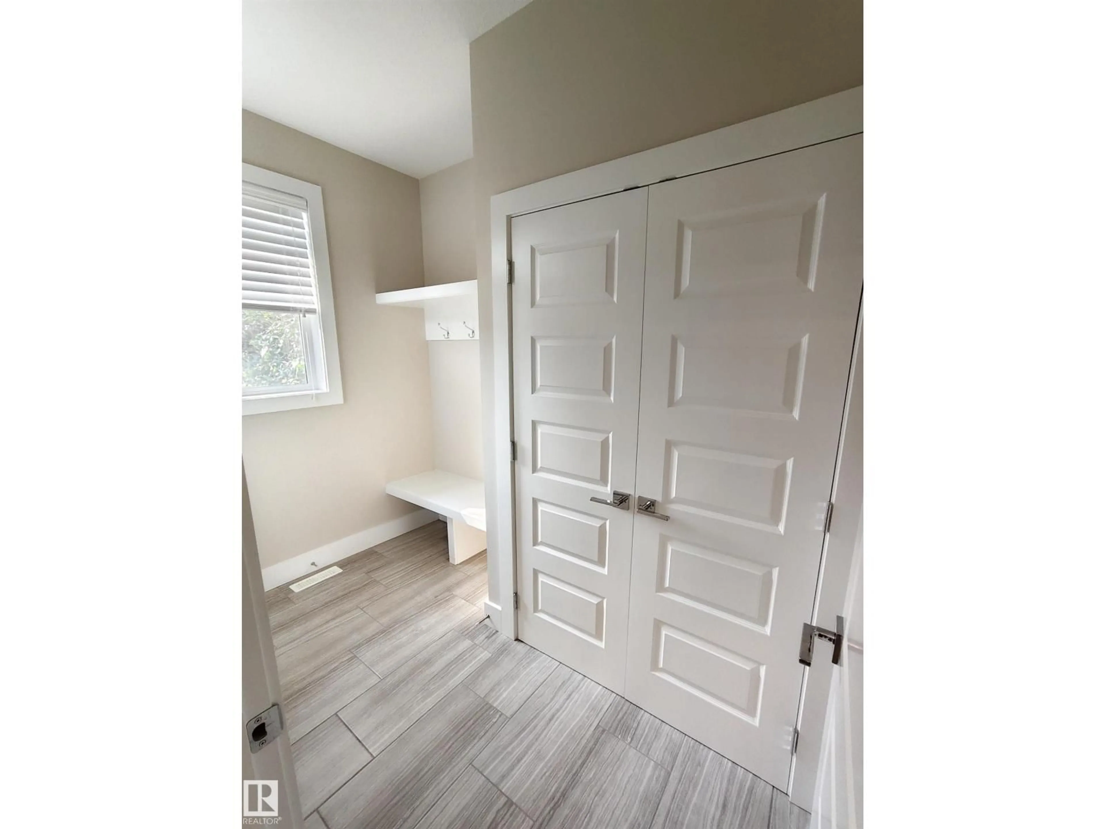 Indoor entryway for 9527 75 AV, Edmonton Alberta T6E1H5