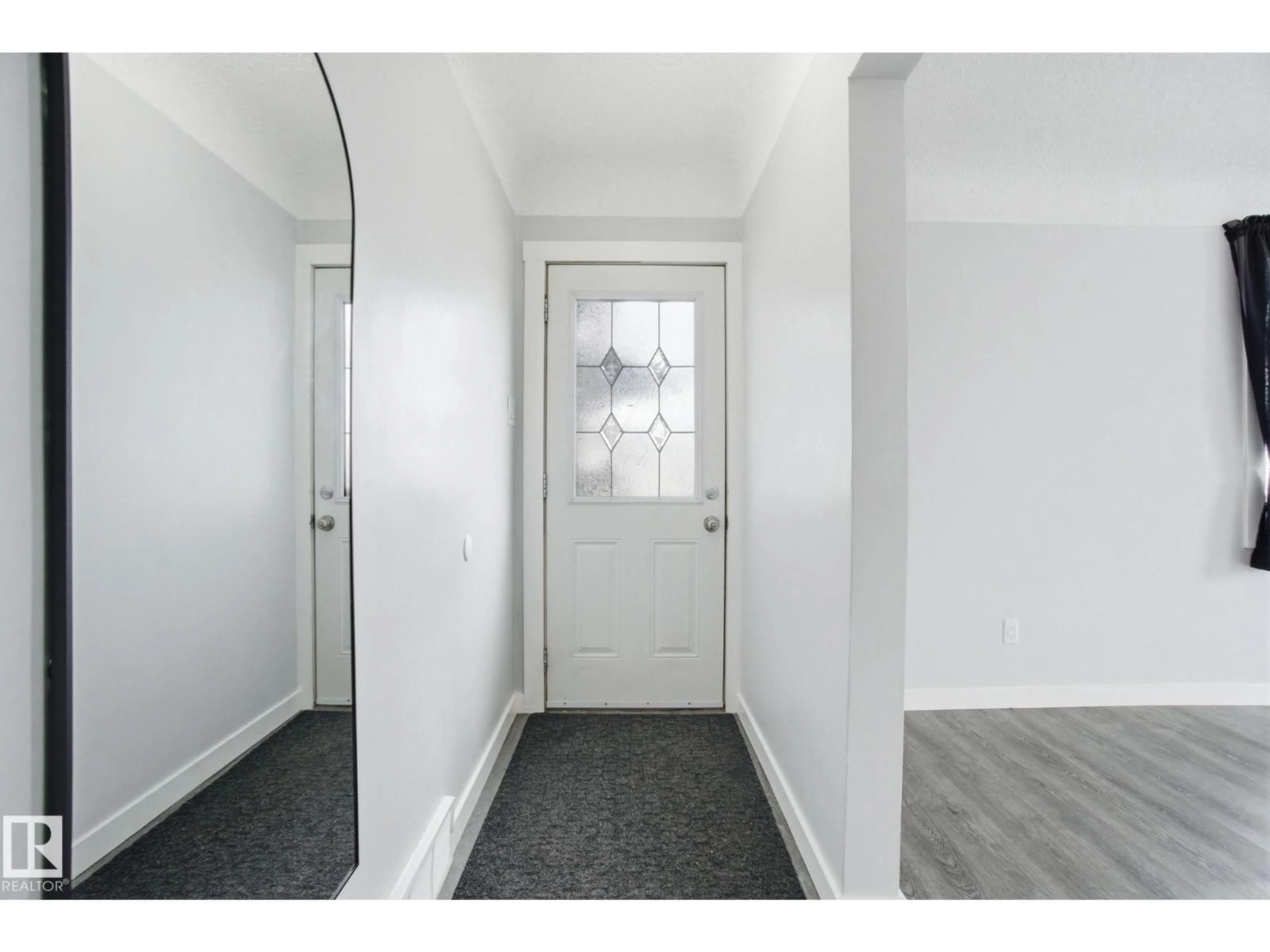 Indoor entryway for 9916 108 ST, Fort Saskatchewan Alberta T8L2J4