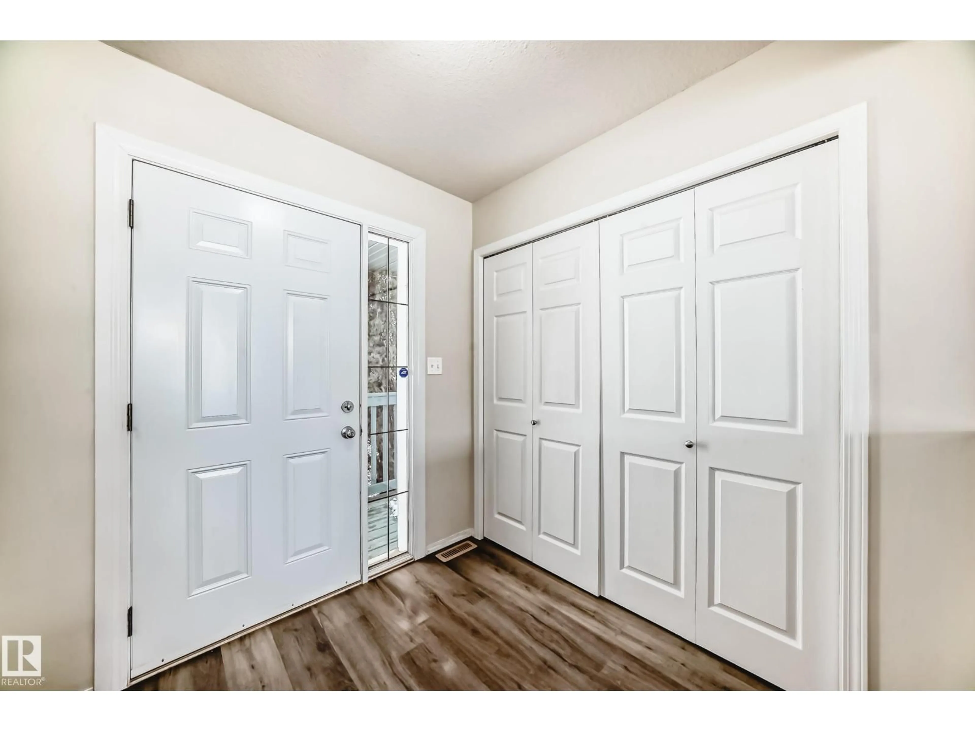 Indoor entryway for NW - 3132 33 AV, Edmonton Alberta T6T1X2