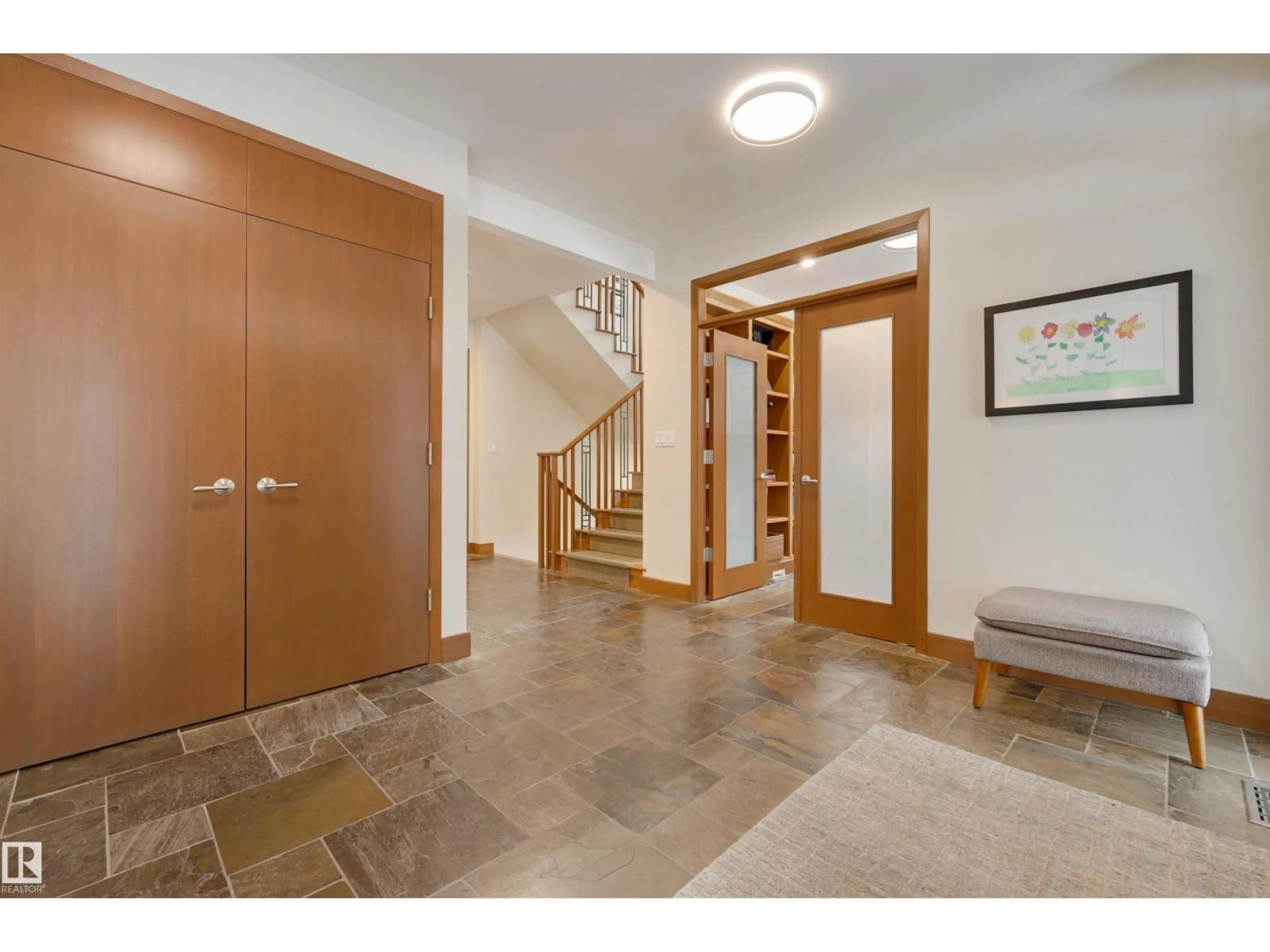 Indoor foyer for 9302 EDINBORO RD, Edmonton Alberta T6G2A1