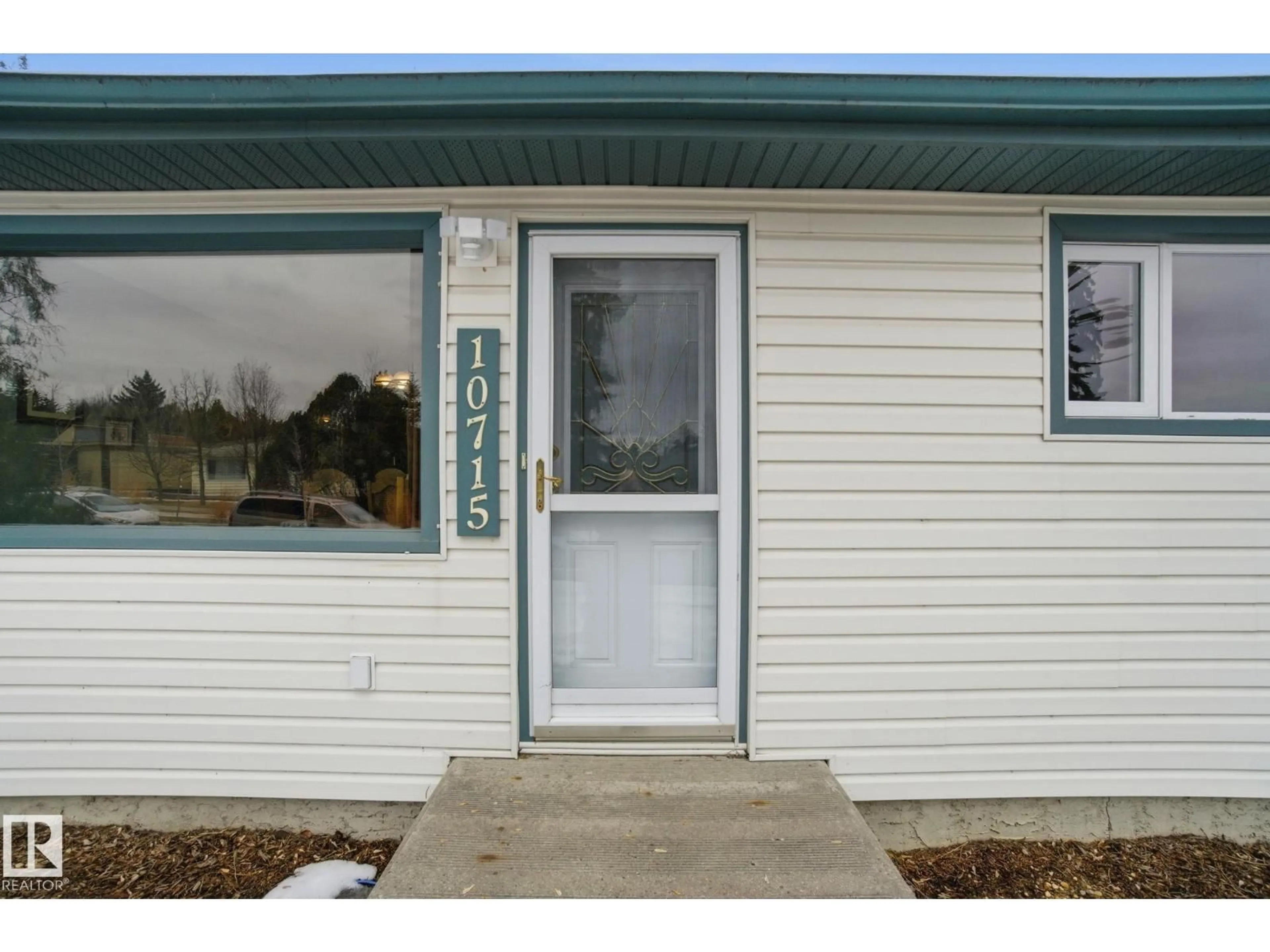 Indoor entryway for 10715 52 AV, Edmonton Alberta T6H0P2
