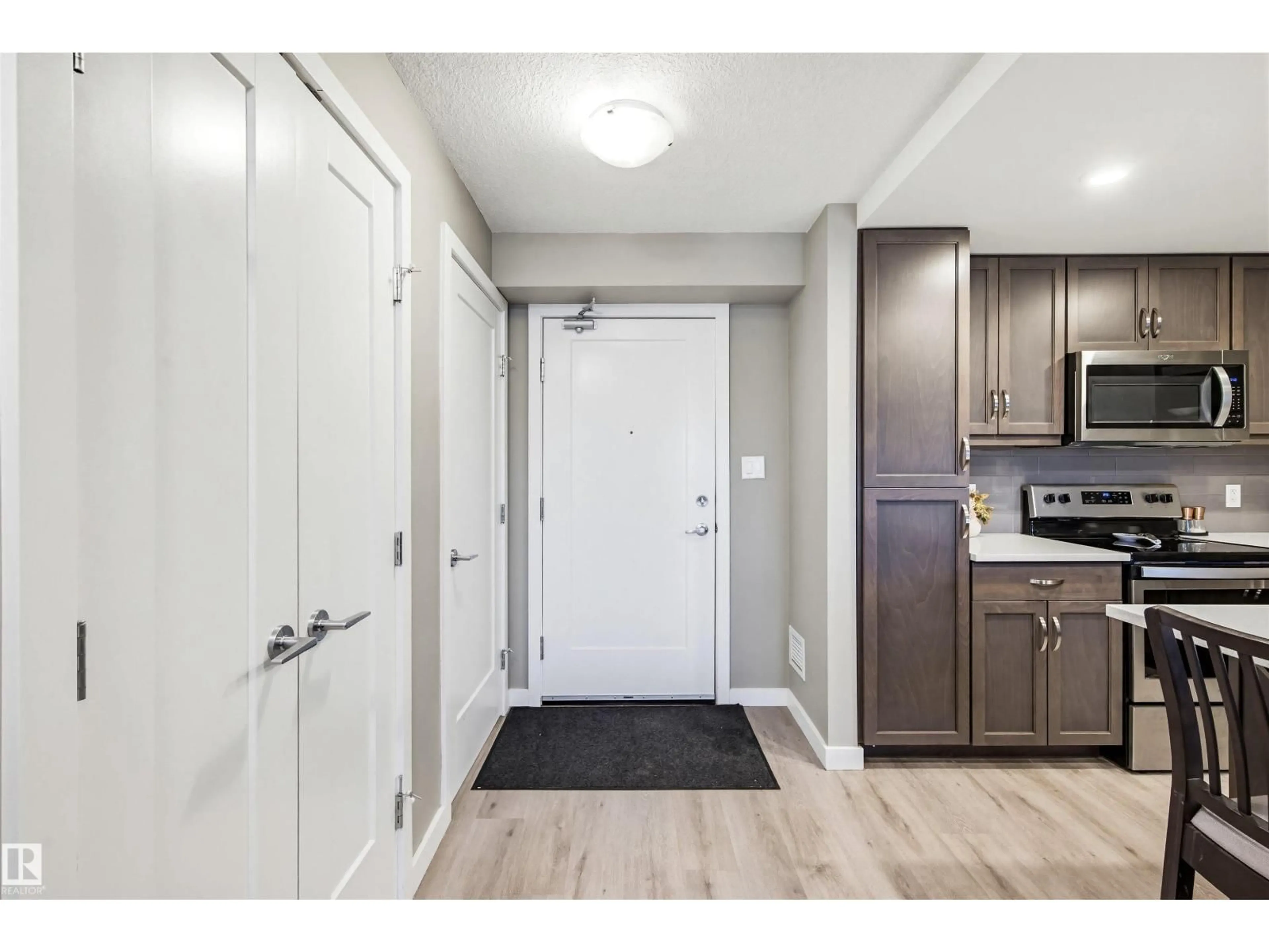 Indoor entryway for 5504 - 232 SCHONSEE DR, Edmonton Alberta T5Z0N9