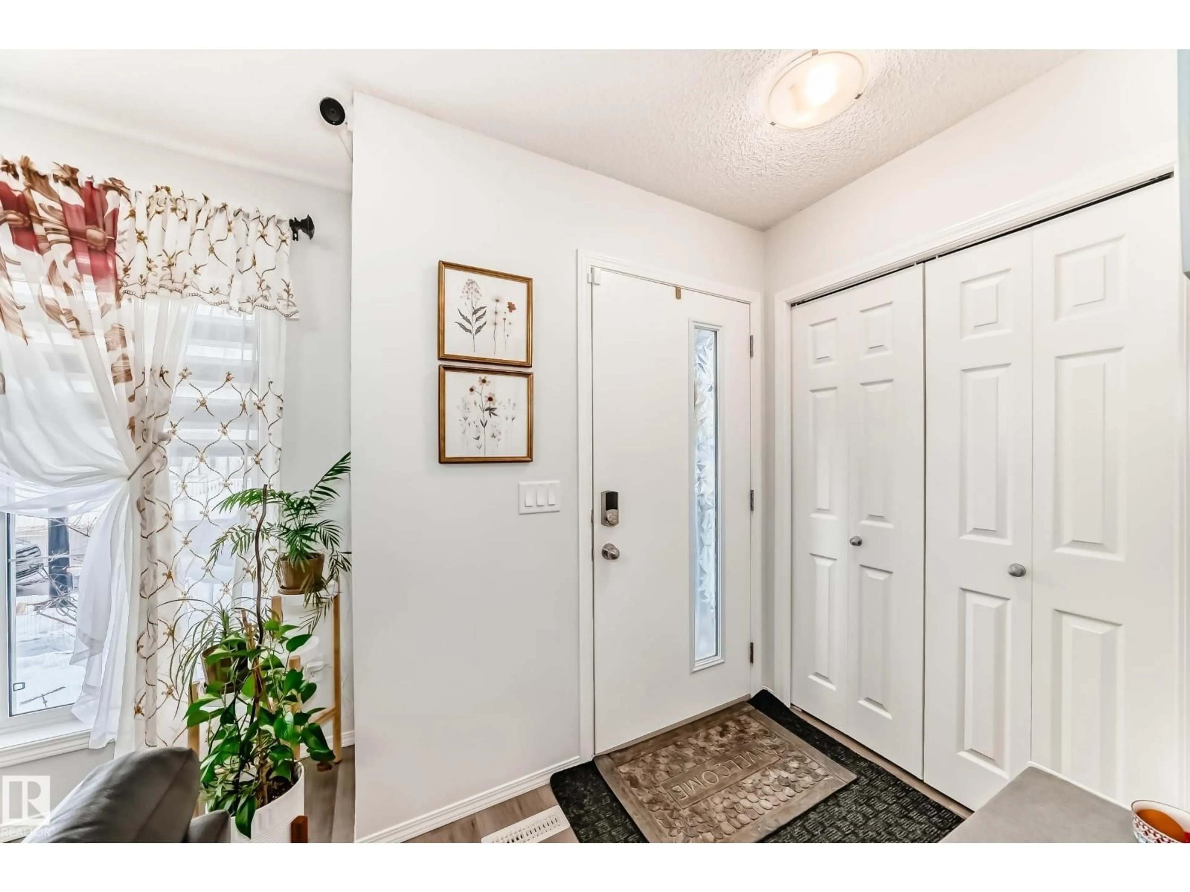 Indoor entryway for 19303 27 AV, Edmonton Alberta T6M1K9