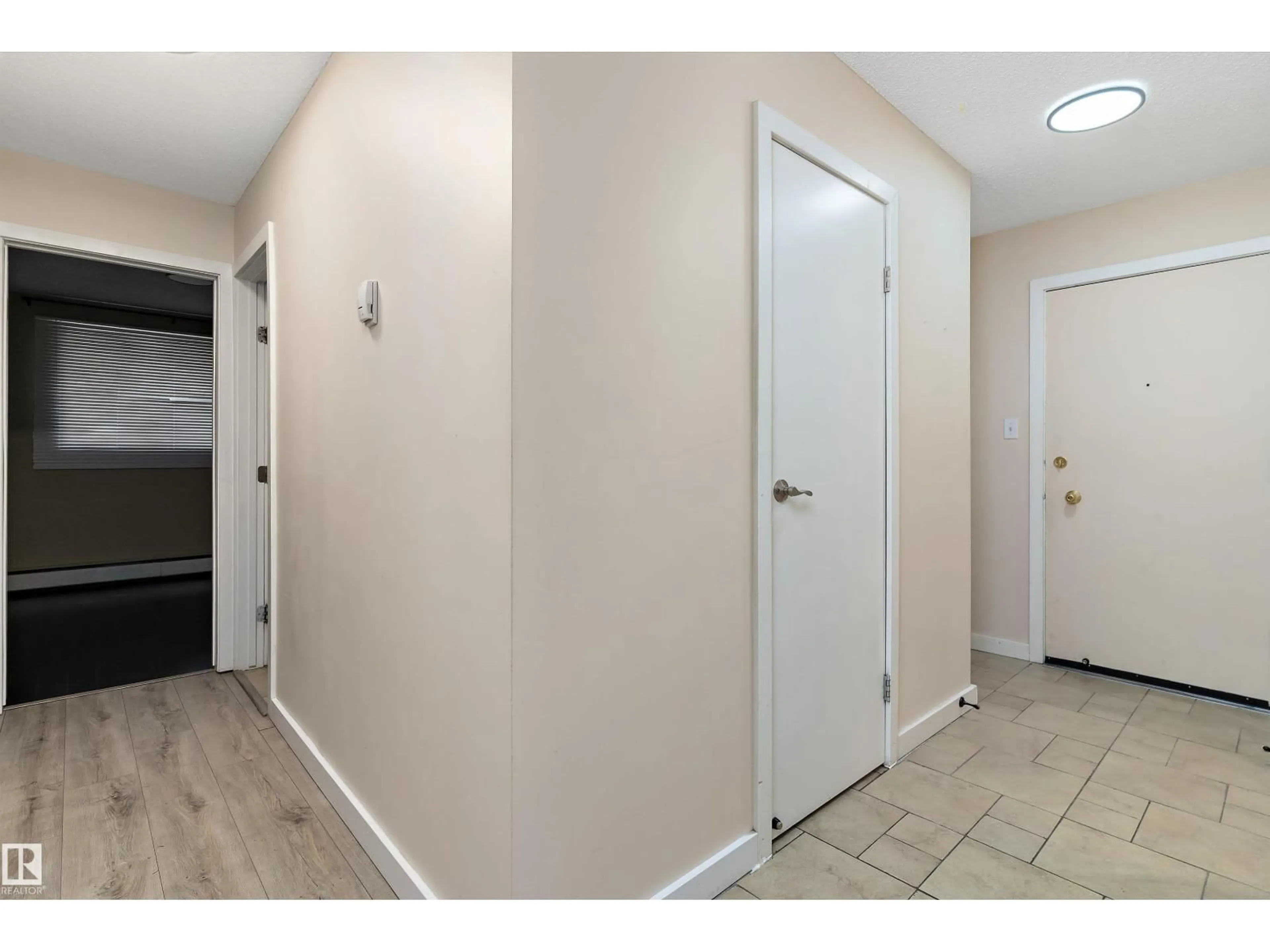Indoor entryway for #103 - 14903 92 AV, Edmonton Alberta T5R5B5