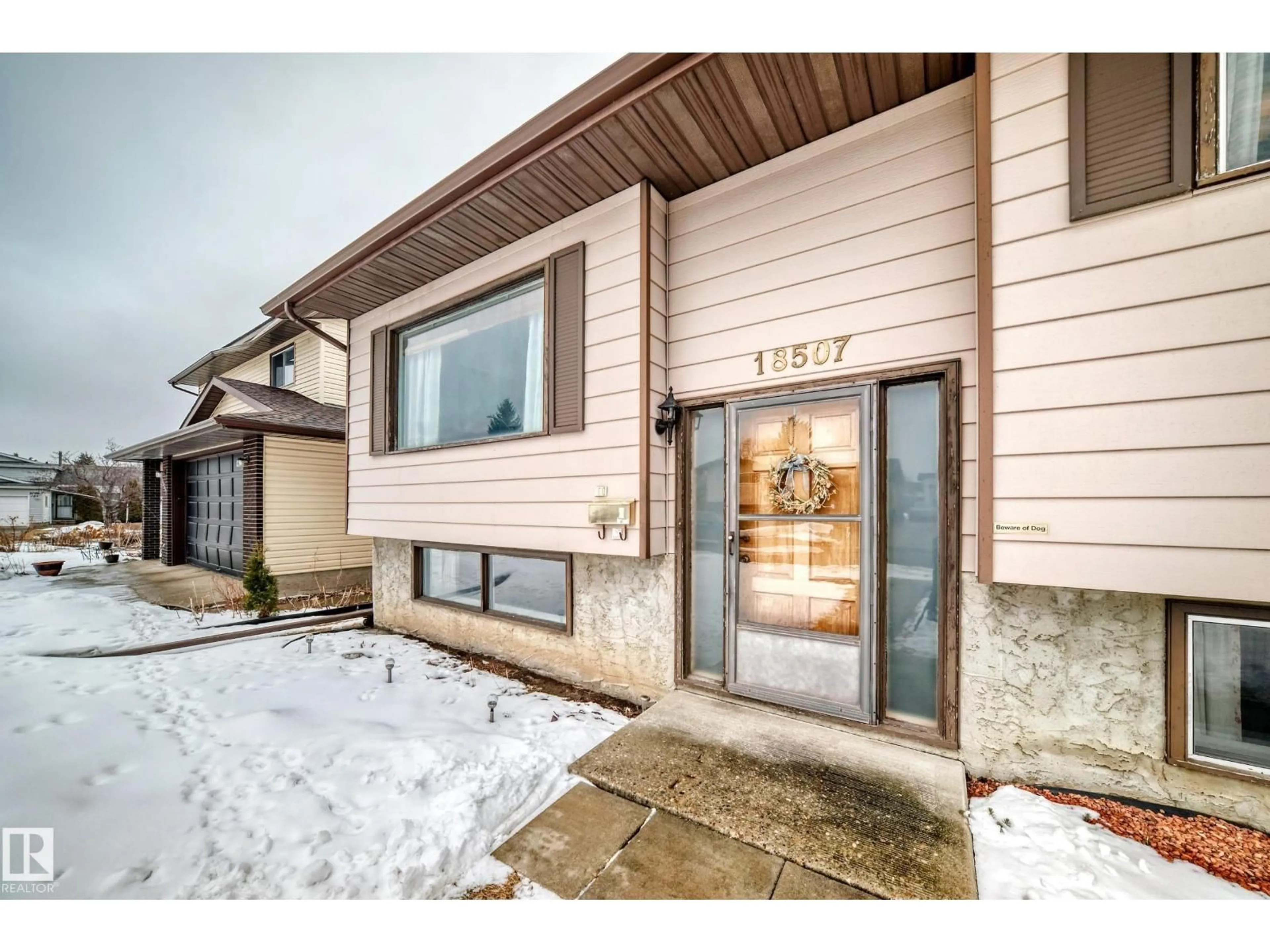 Indoor entryway for 18507 98 AV, Edmonton Alberta T5T3E6