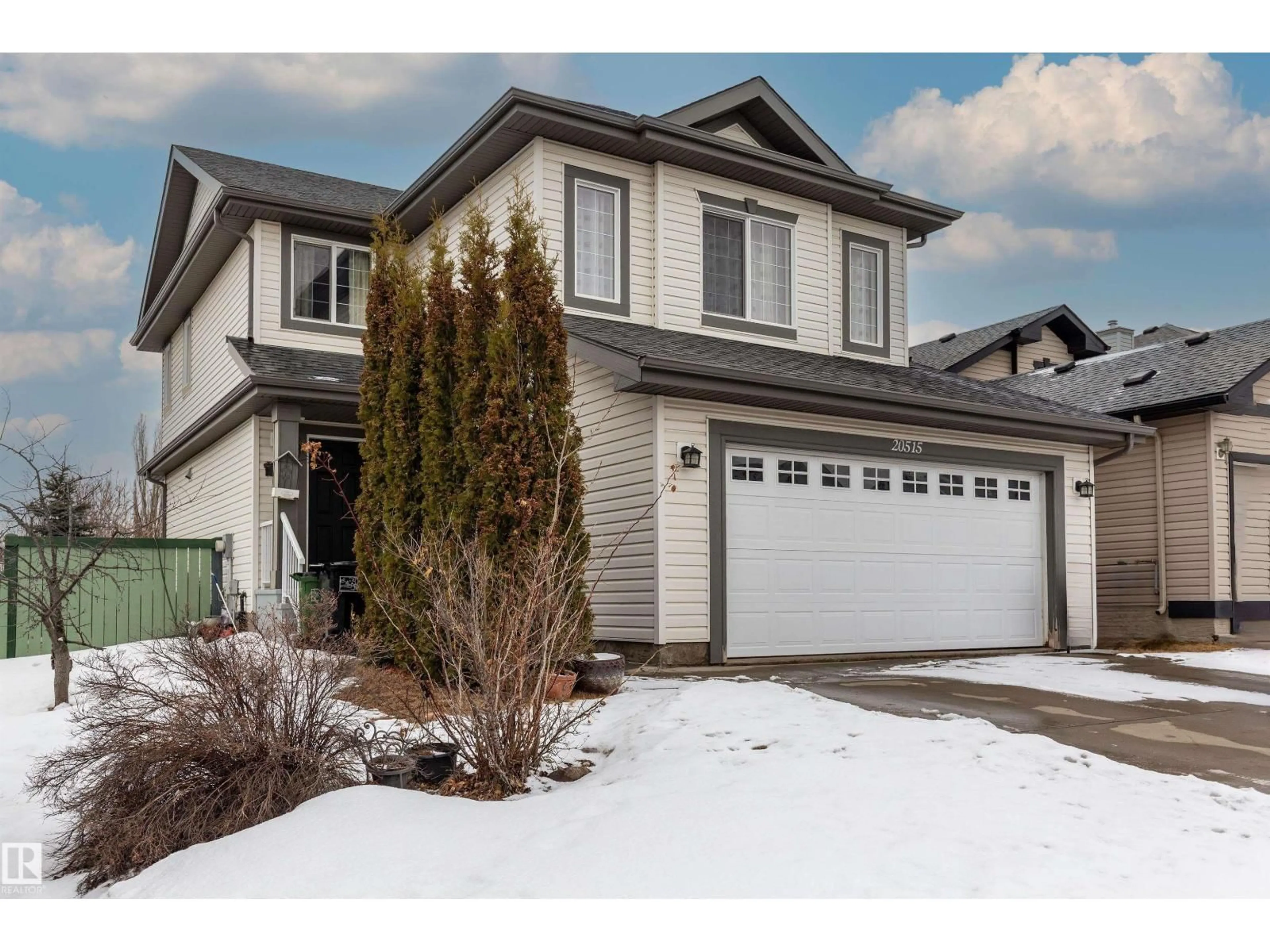 Home with vinyl exterior material, street for 20515 92 AV, Edmonton Alberta T5T0X1