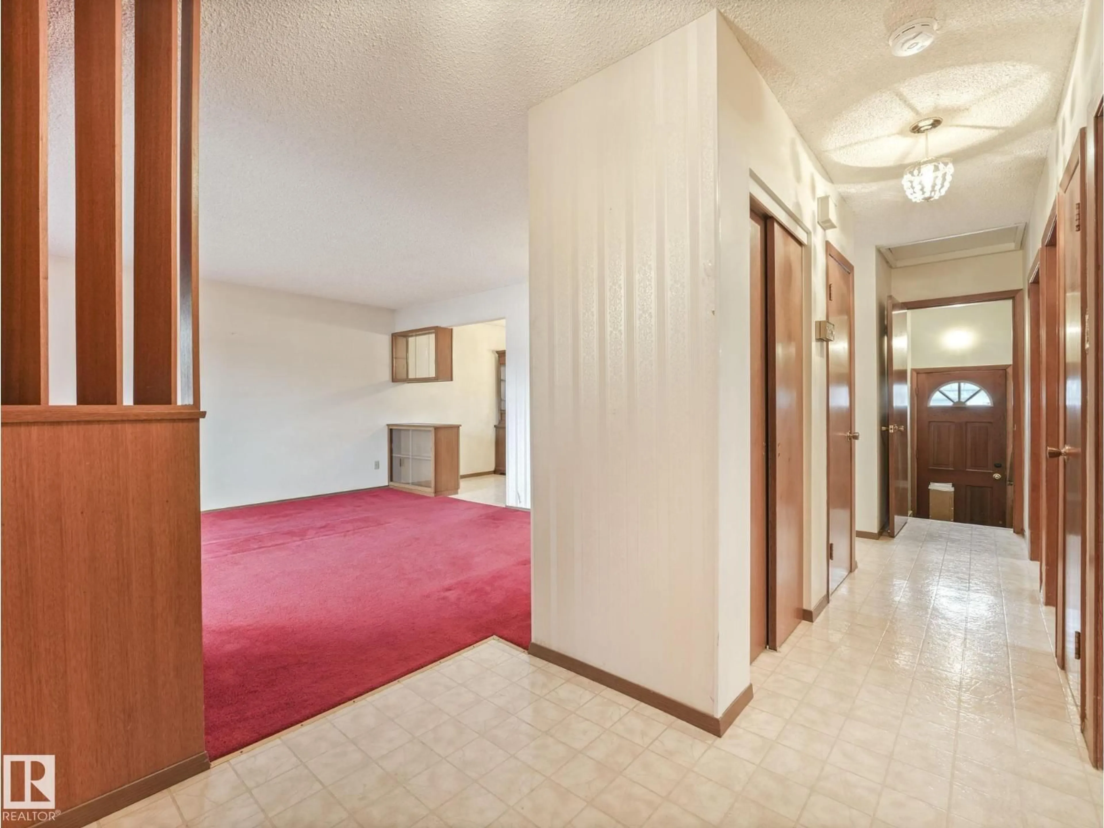 Indoor foyer for 5904 84 AV, Edmonton Alberta T6B0H4