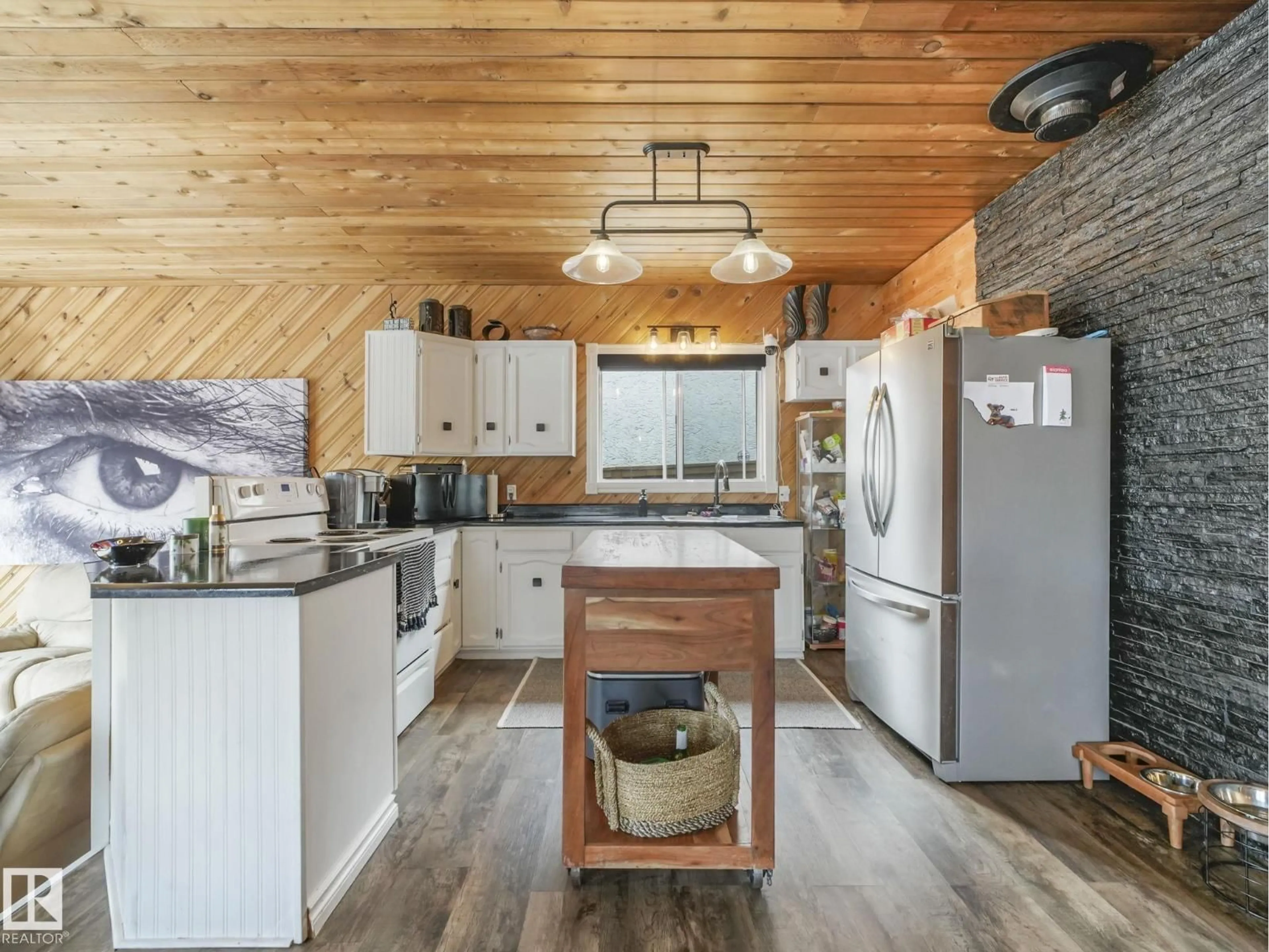 Rustic kitchen, unknown for 213 CRYSTAL SPRINGS DR, Rural Wetaskiwin County Alberta T0C2V0